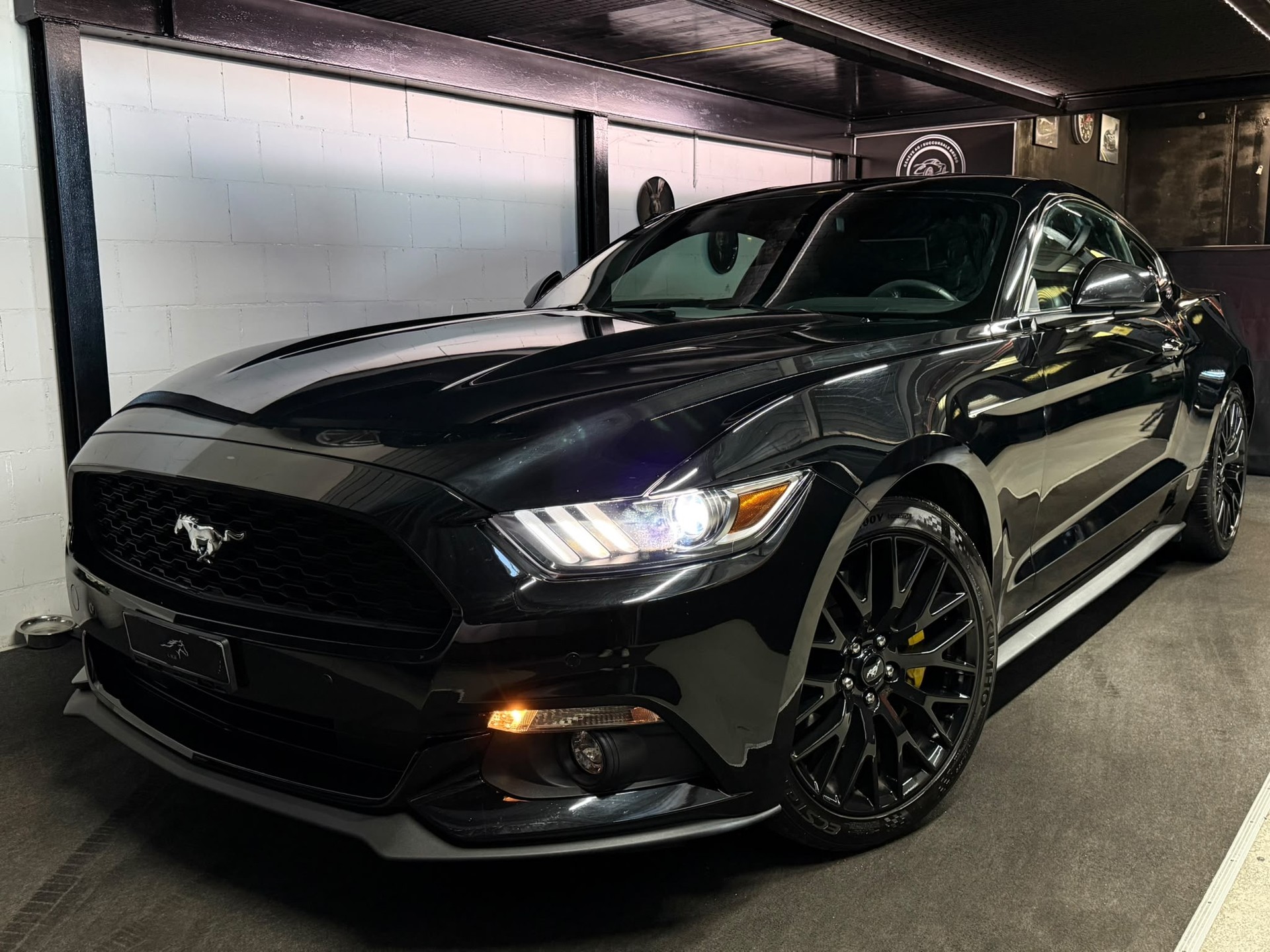 FORD Mustang Fastback 2.3 Automat / All Black / CH- Auto