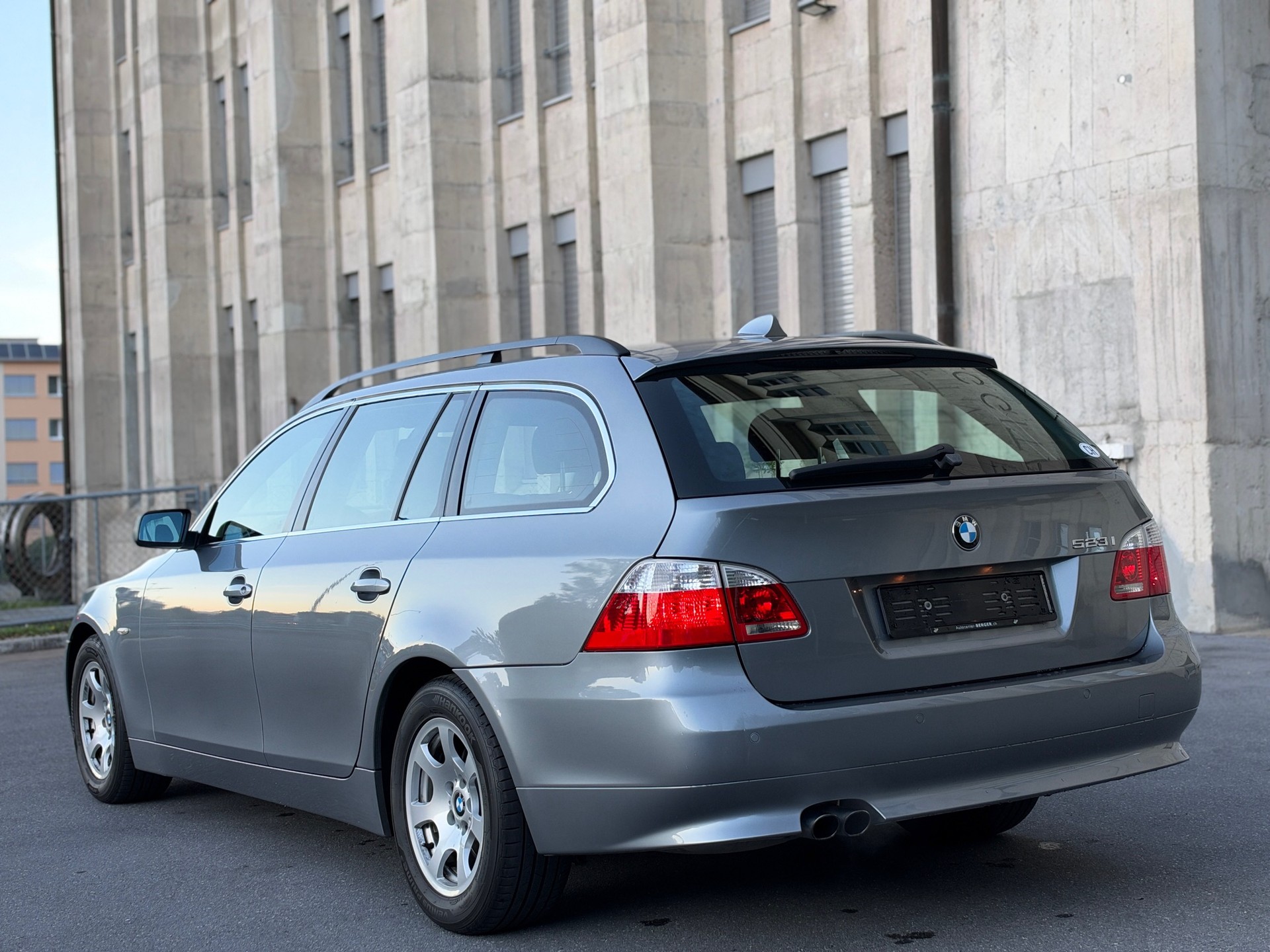 BMW 523i Touring-image-2