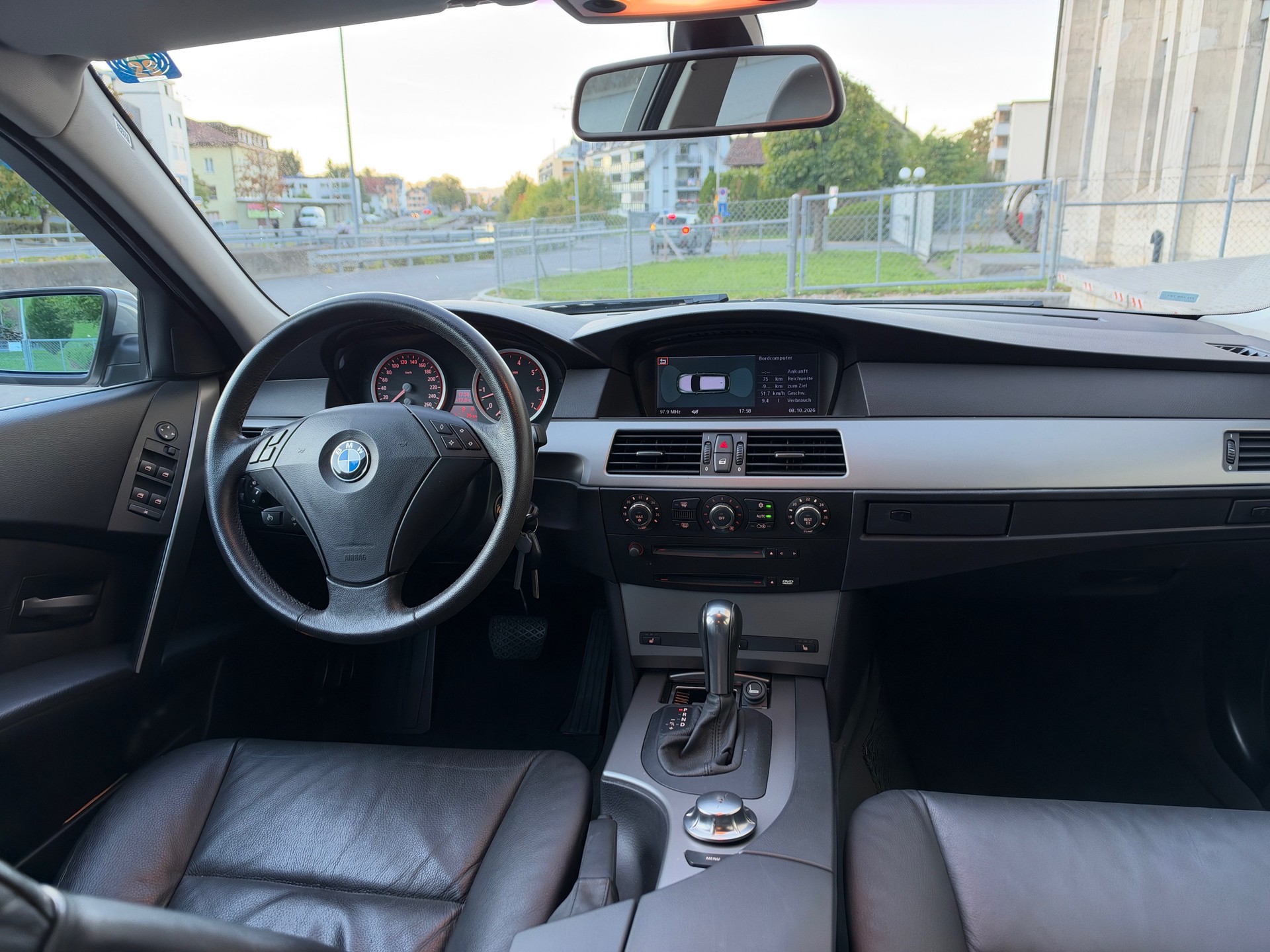 BMW 523i Touring-image-6