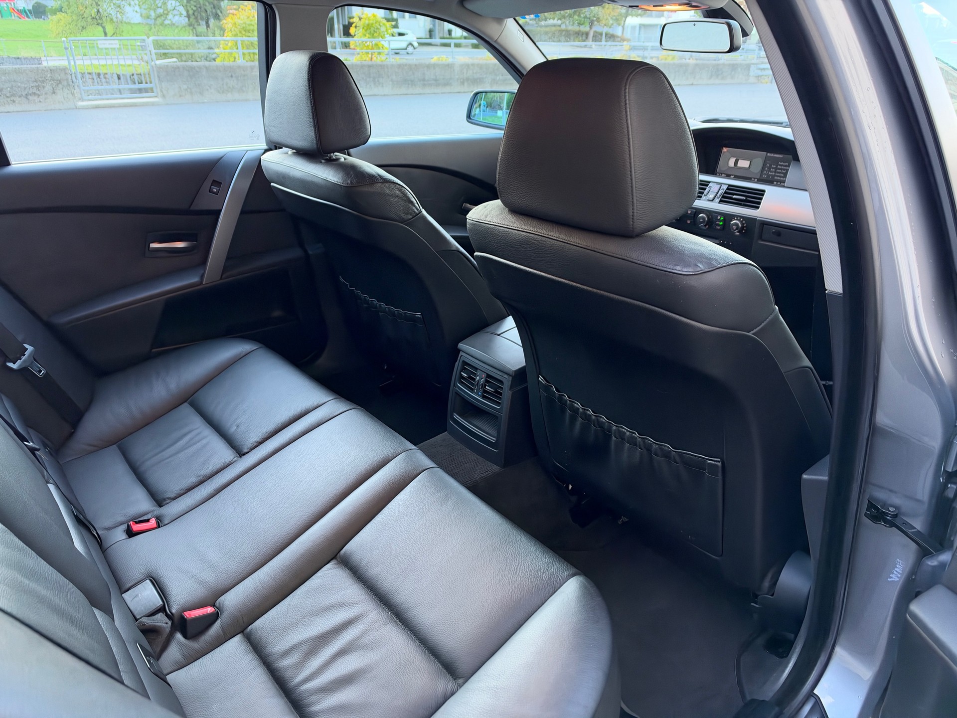 BMW 523i Touring-image-8