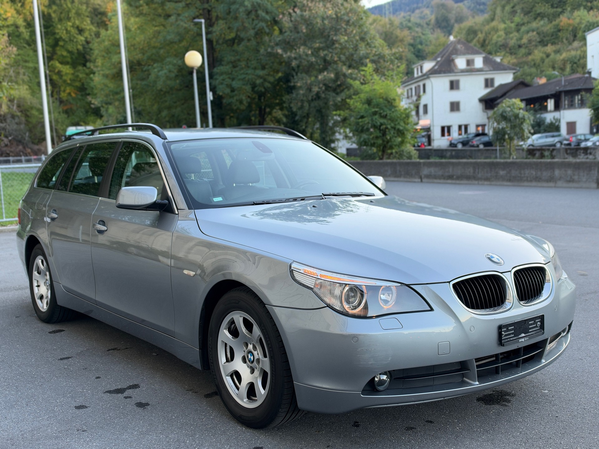 BMW 523i Touring-image-10