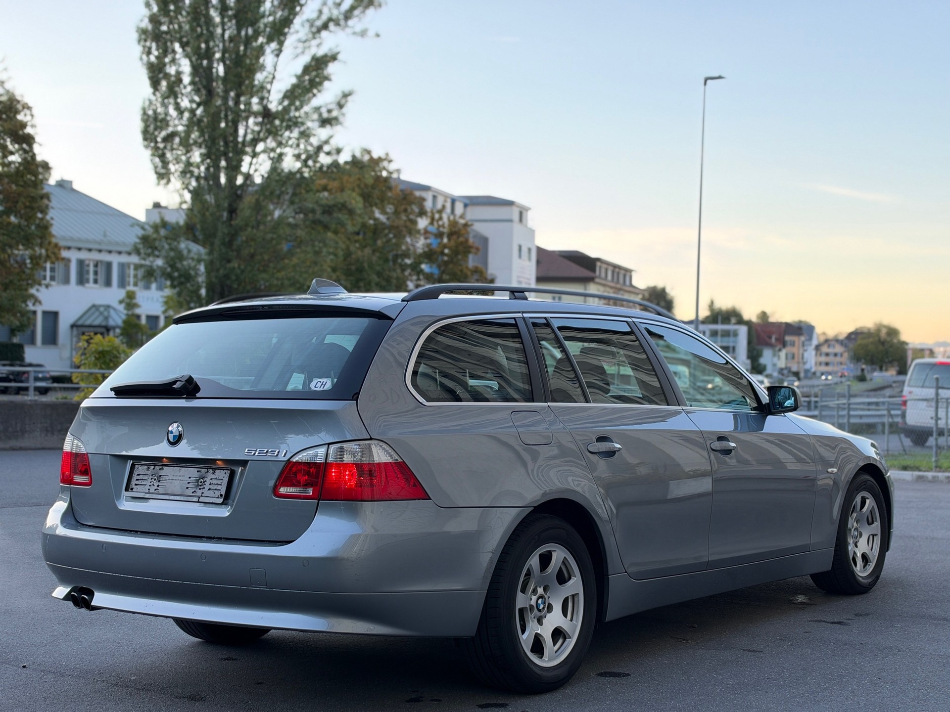 BMW 523i Touring-image-9