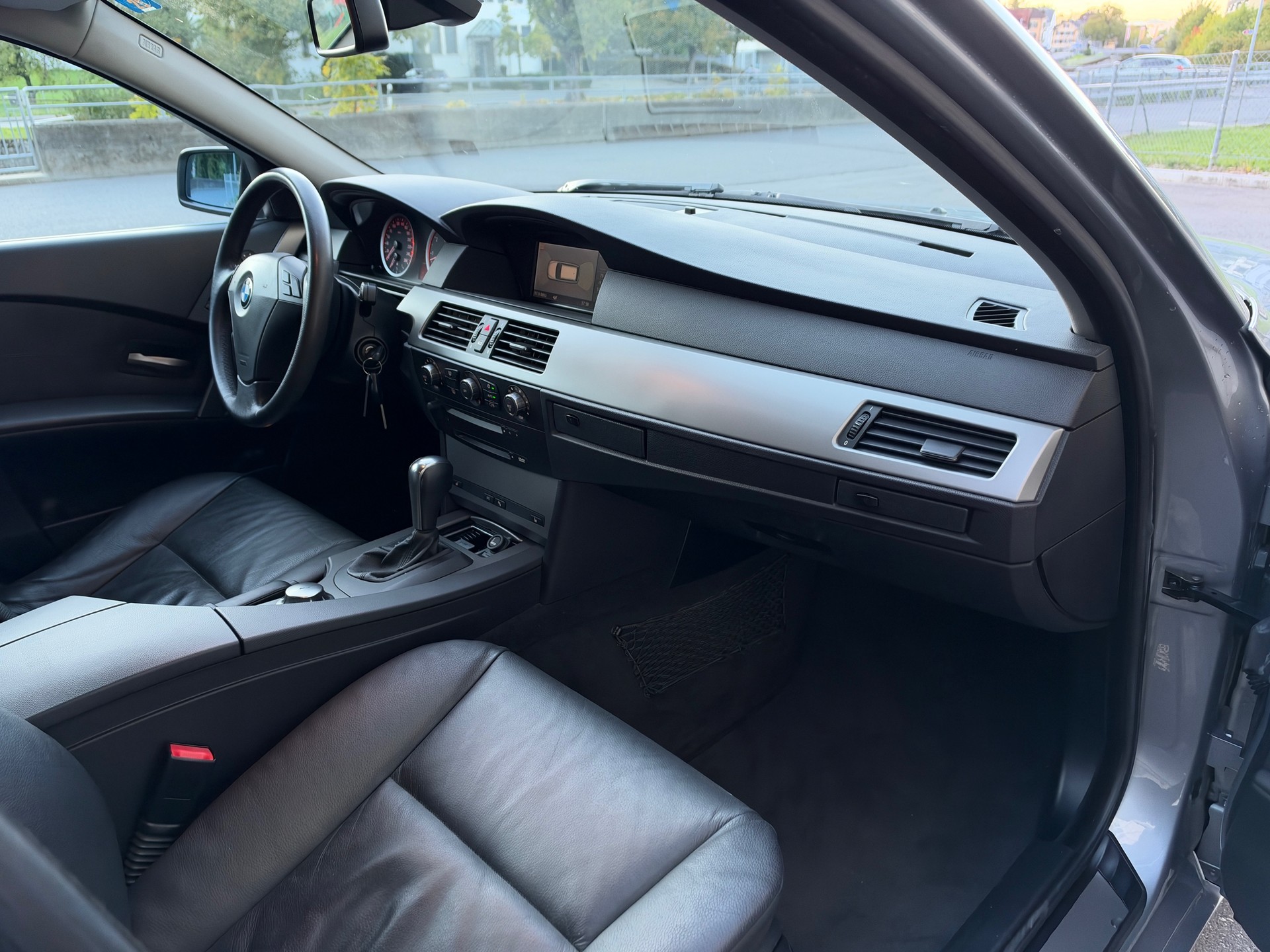 BMW 523i Touring-image-7