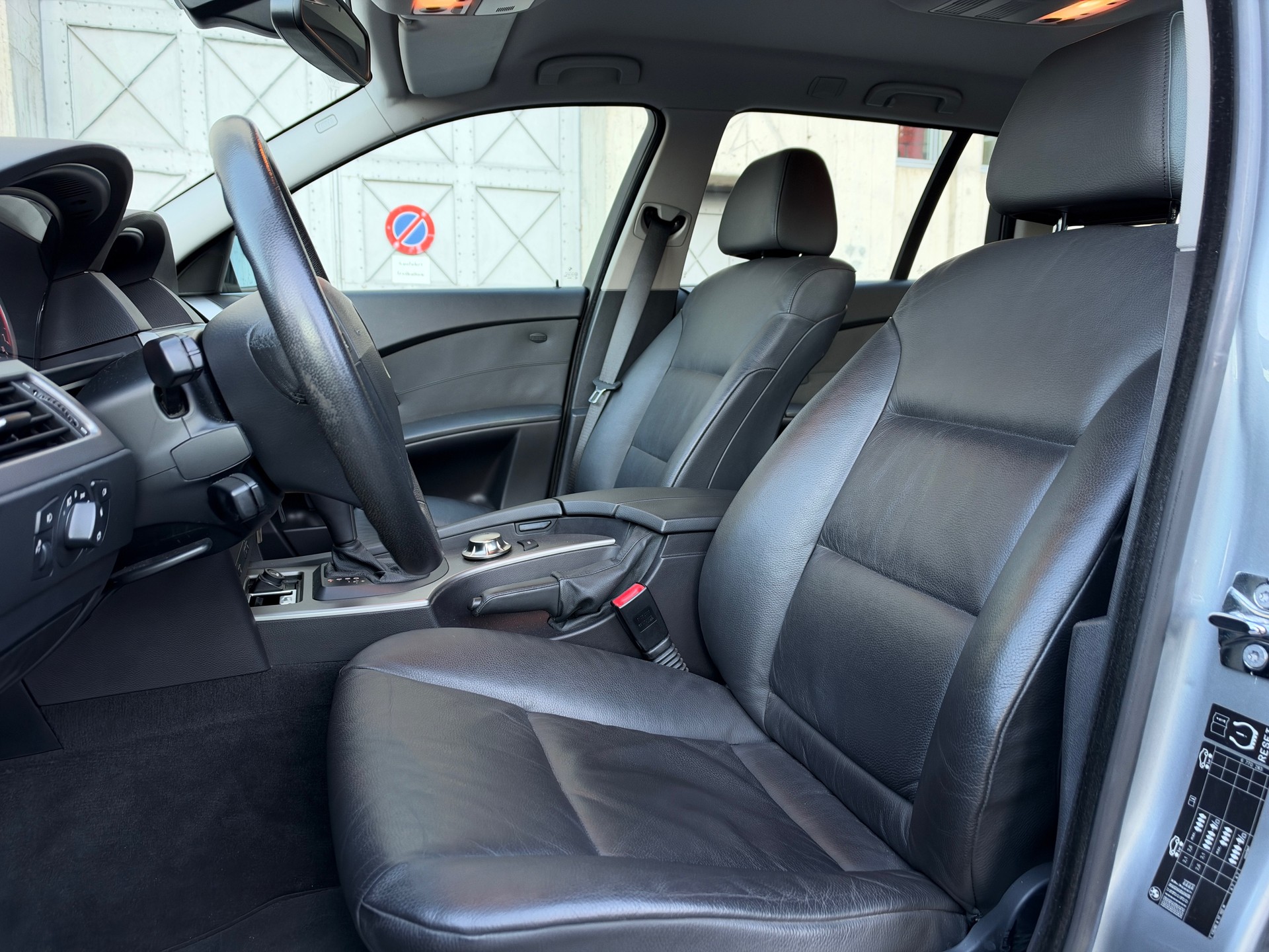 BMW 523i Touring-image-4