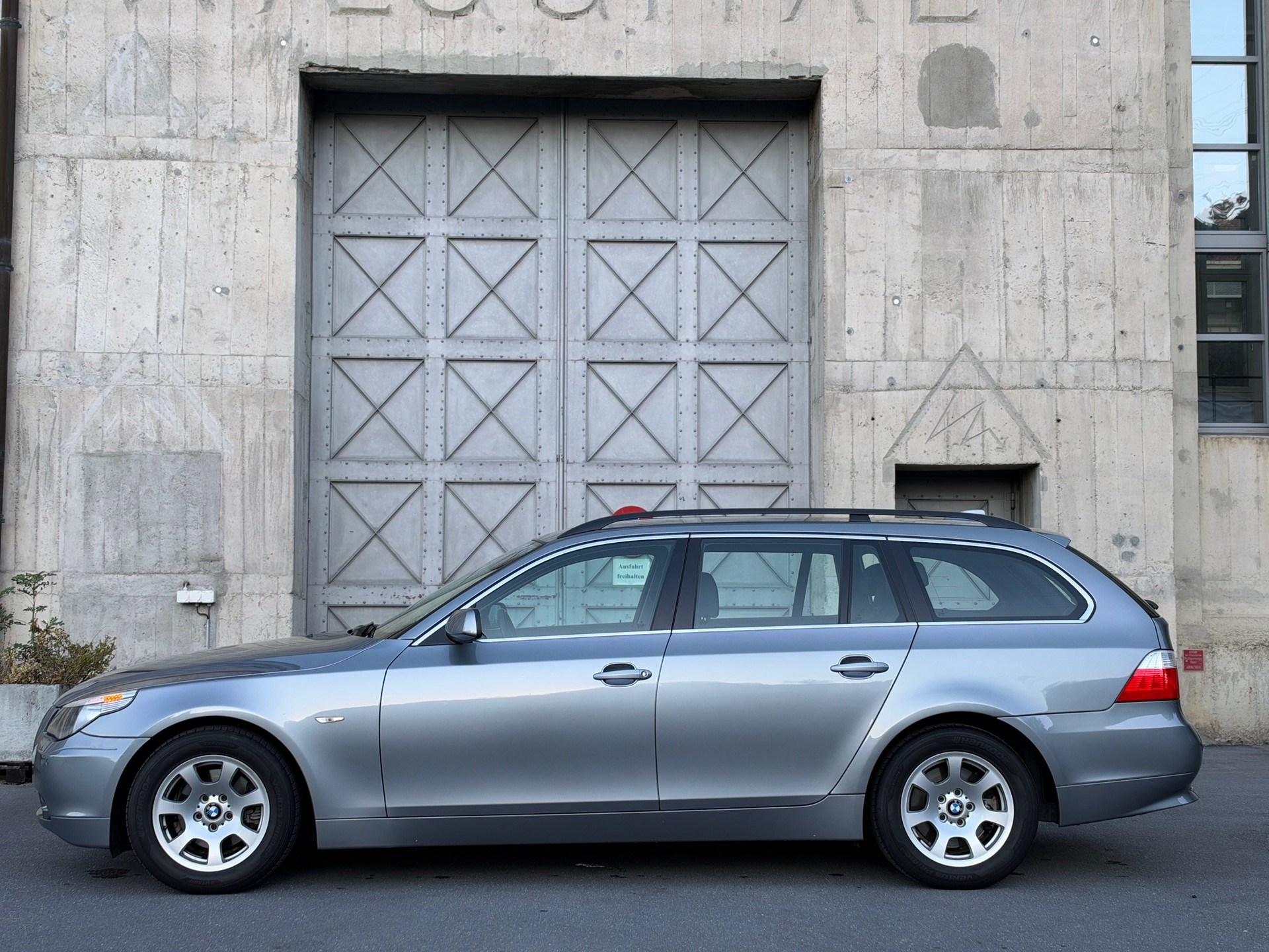 BMW 523i Touring-image-1