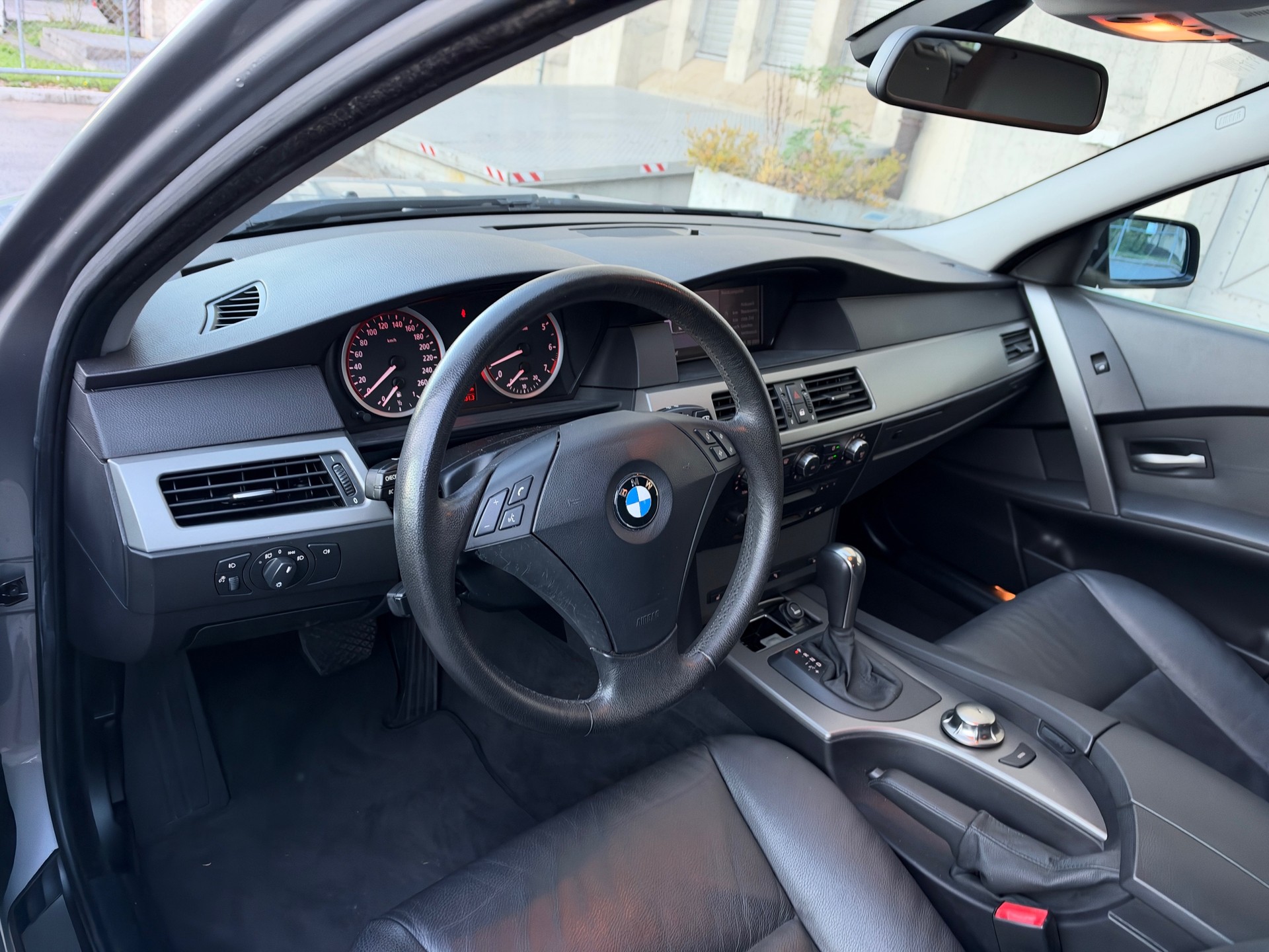 BMW 523i Touring-image-5