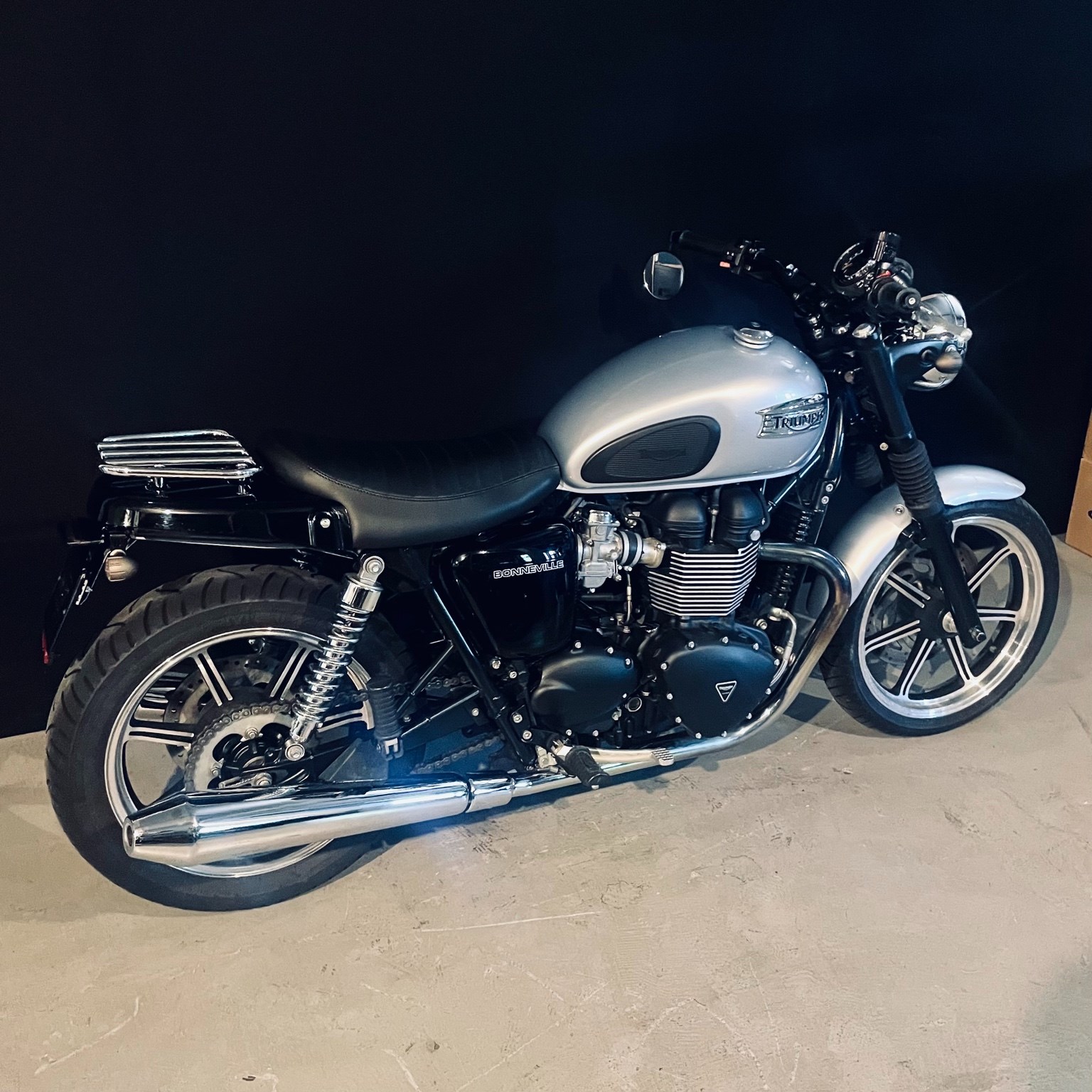 TRIUMPH Bonneville 900 i-image-4
