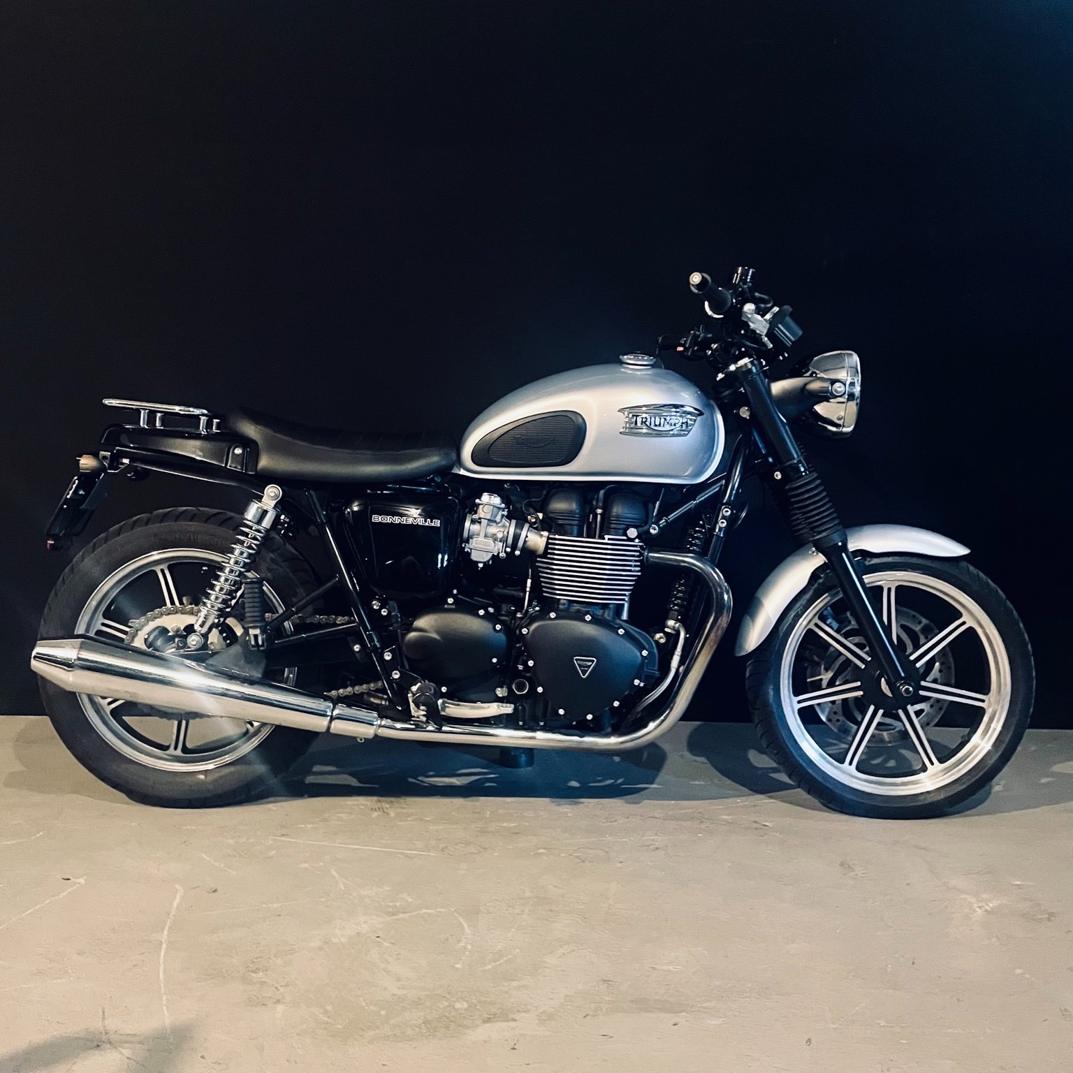 TRIUMPH Bonneville 900 i-image-0