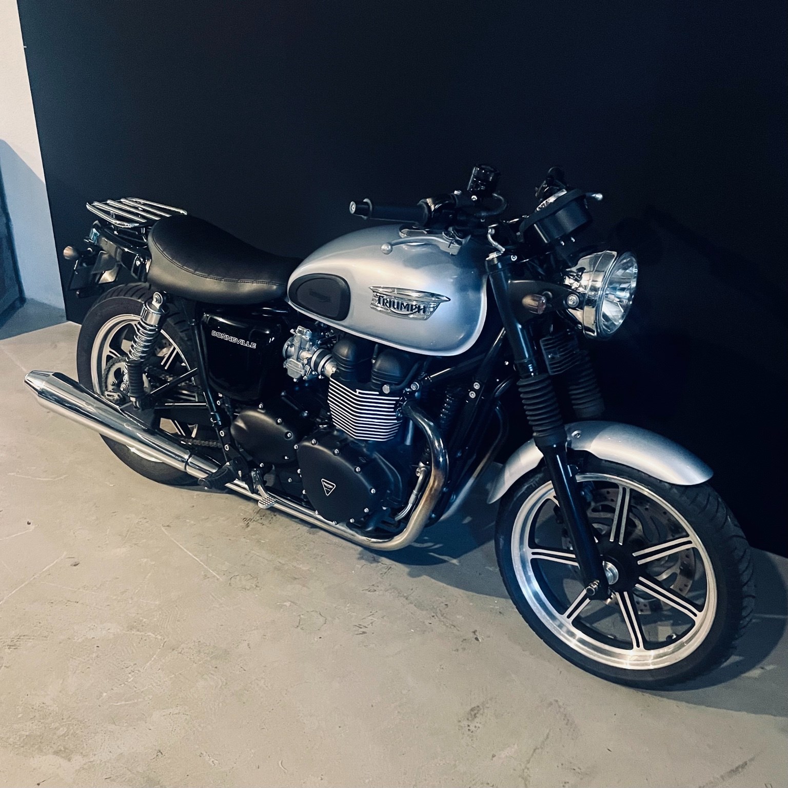 TRIUMPH Bonneville 900 i-image-1