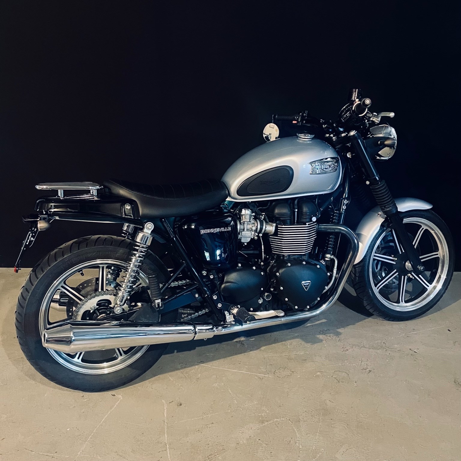 TRIUMPH Bonneville 900 i-image-2