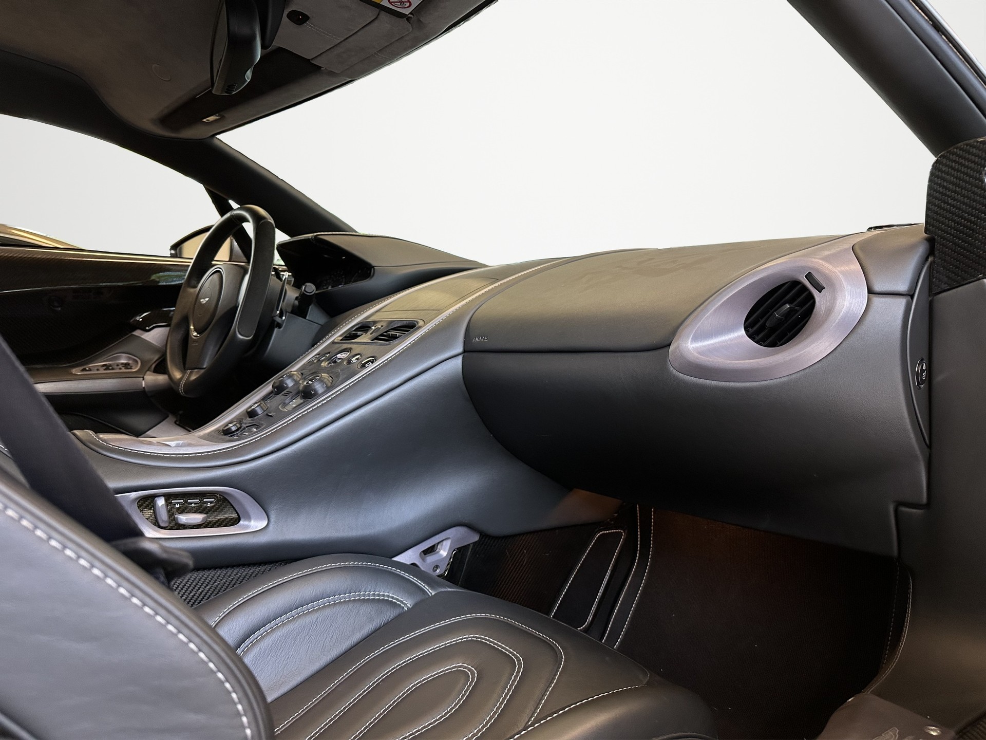 ASTON MARTIN One 77-image-11
