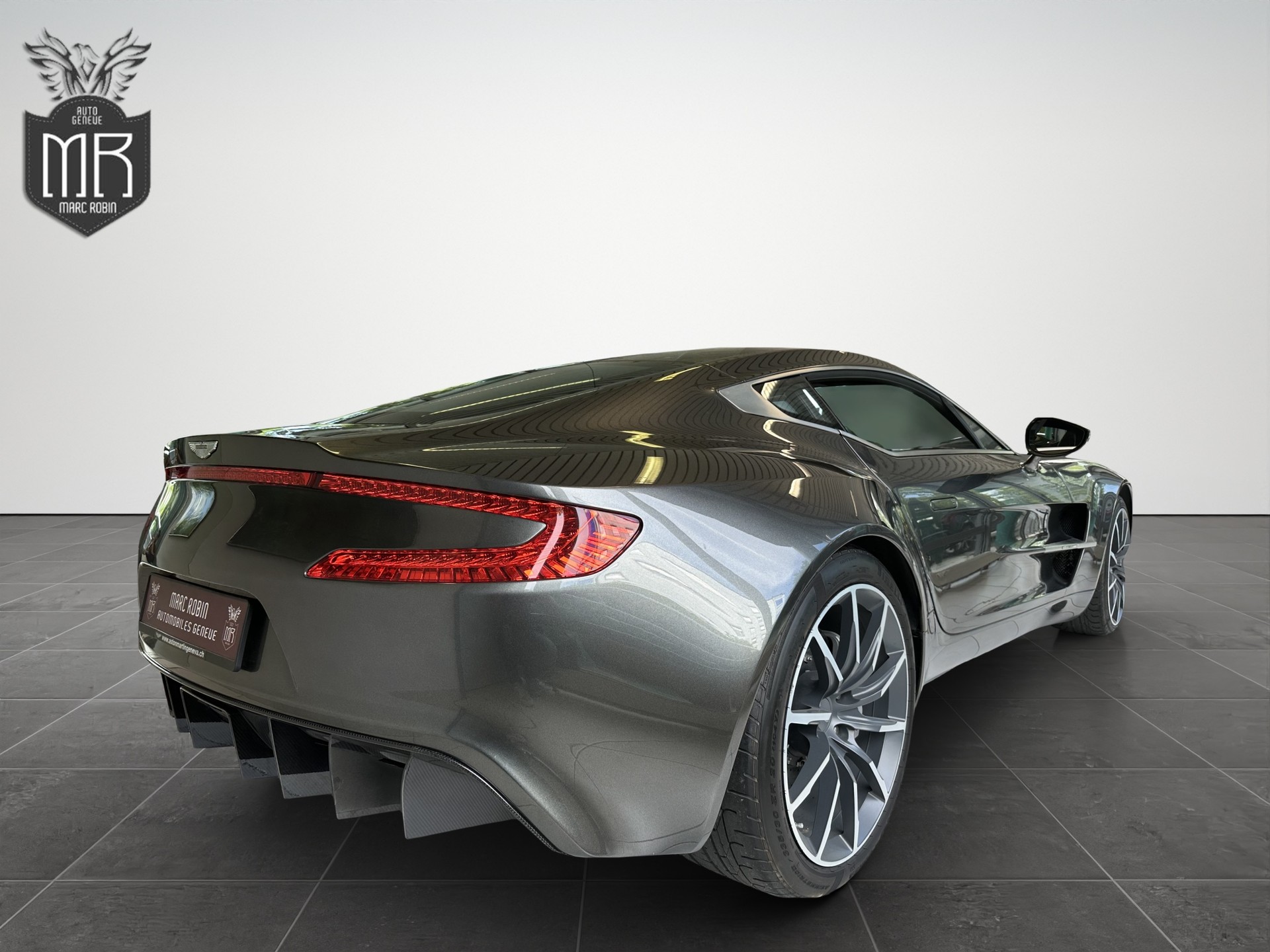 ASTON MARTIN One 77-showroom-element-2