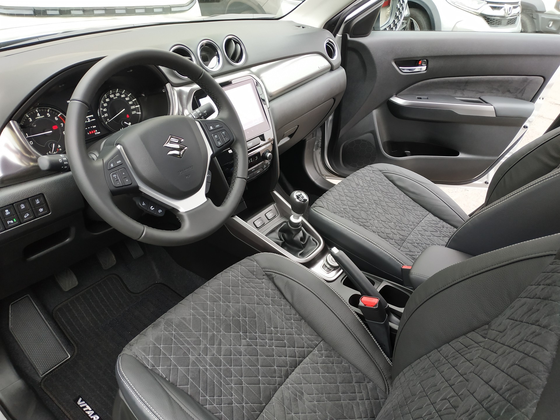 SUZUKI Vitara 1.4 Boosterjet Compact Top 4x4 Hybrid-image-9