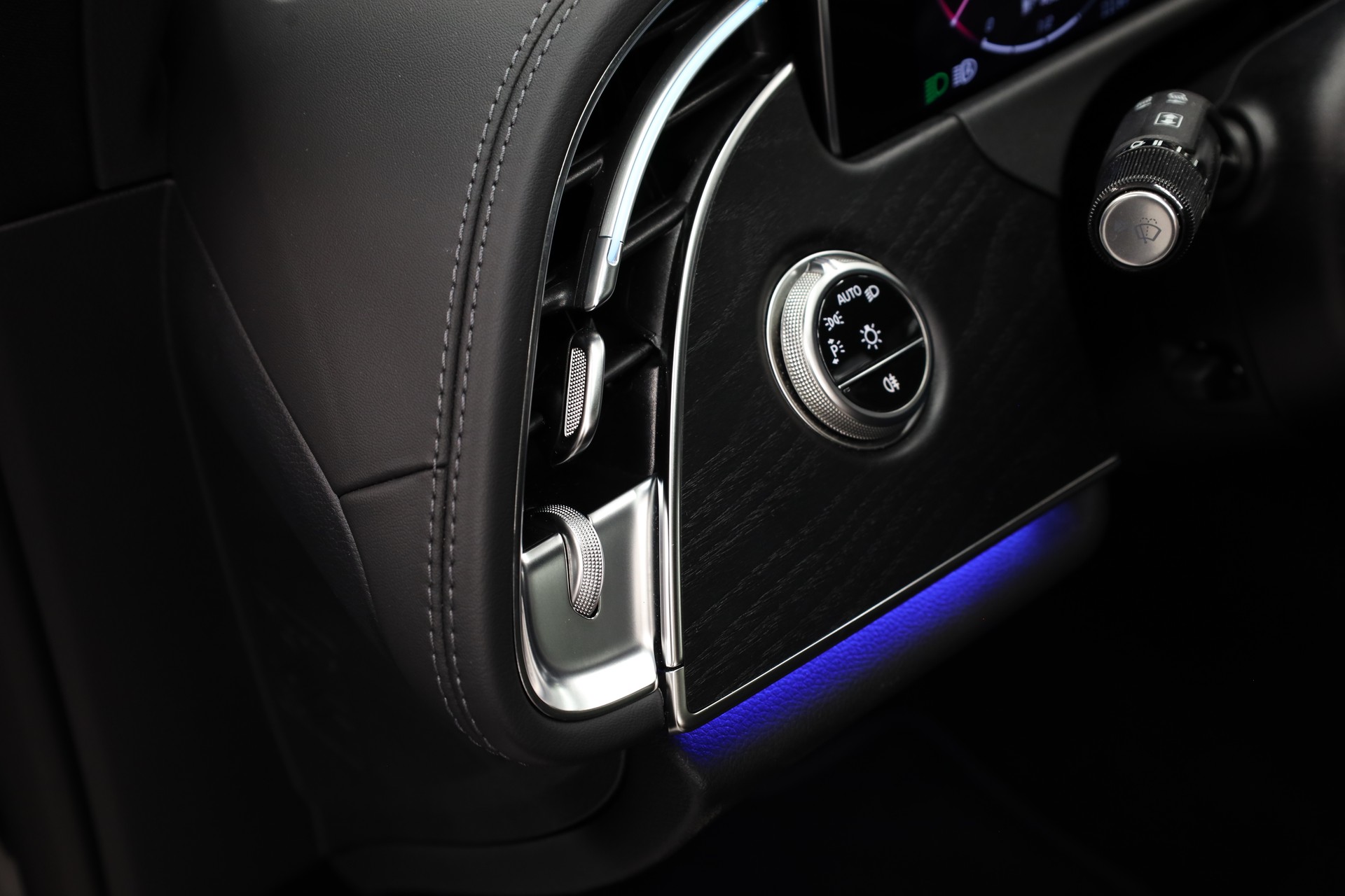 MERCEDES-BENZ E 200 AMG Line 4matic-image-24