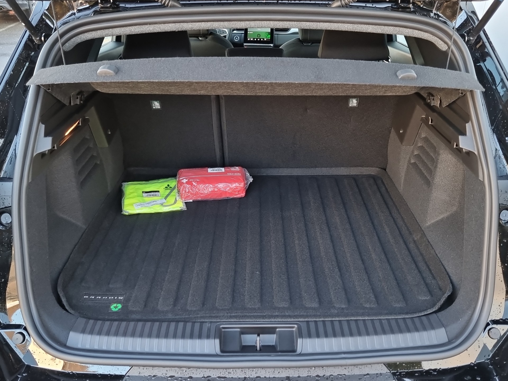 MITSUBISHI Grandis 1.8 HEV Invite+-image-15