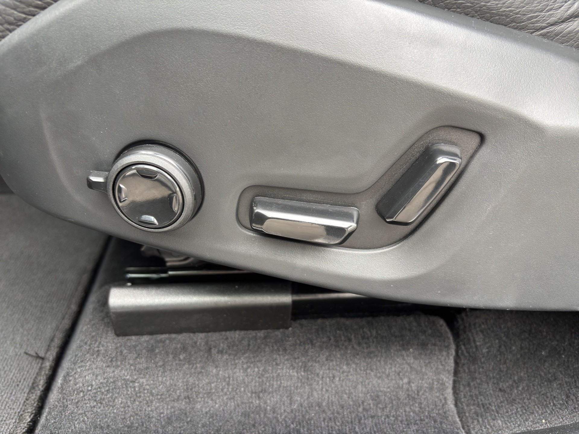 VOLVO XC60 2.0 T6 TE Plus Dark eAWD-image-19