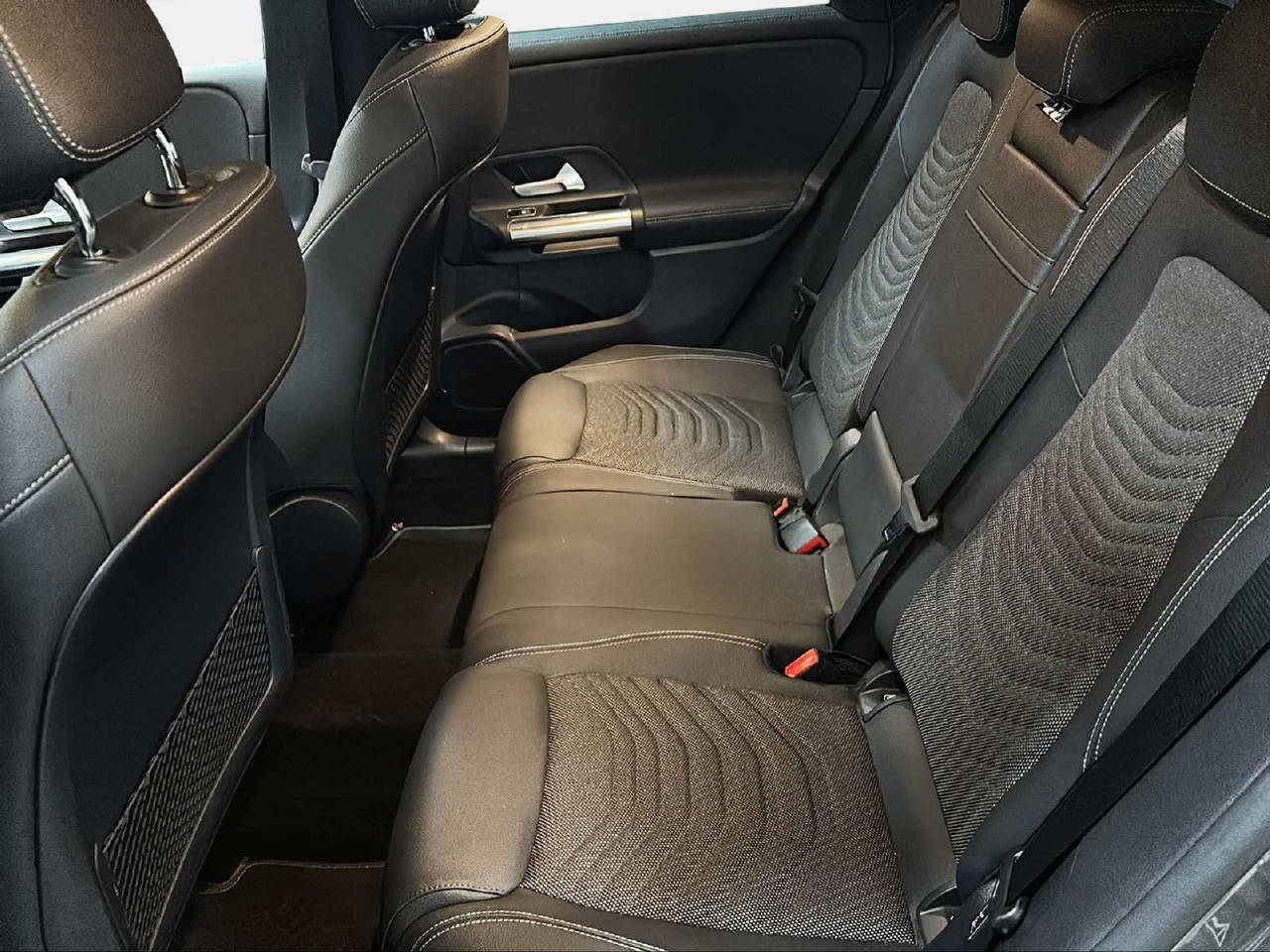 MERCEDES-BENZ B 220 Progressive 4matic-image-10