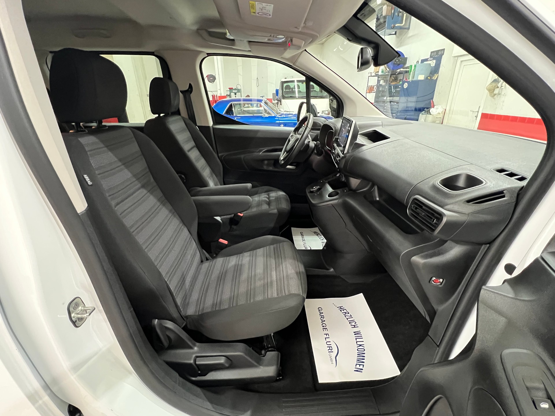 OPEL Combo Life 1.2 Elegance Automat-image-11