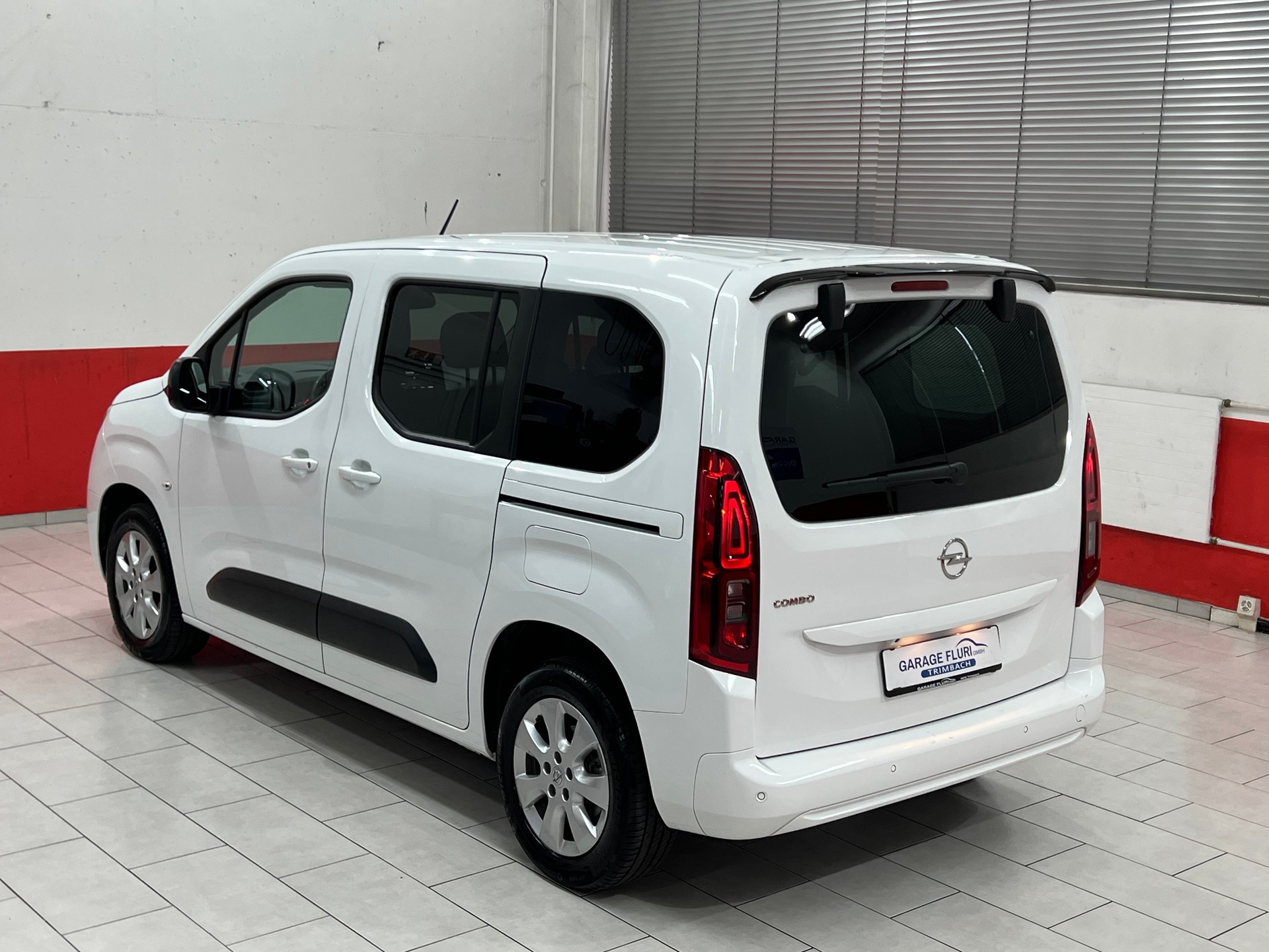OPEL Combo Life 1.2 Elegance Automat-image-6