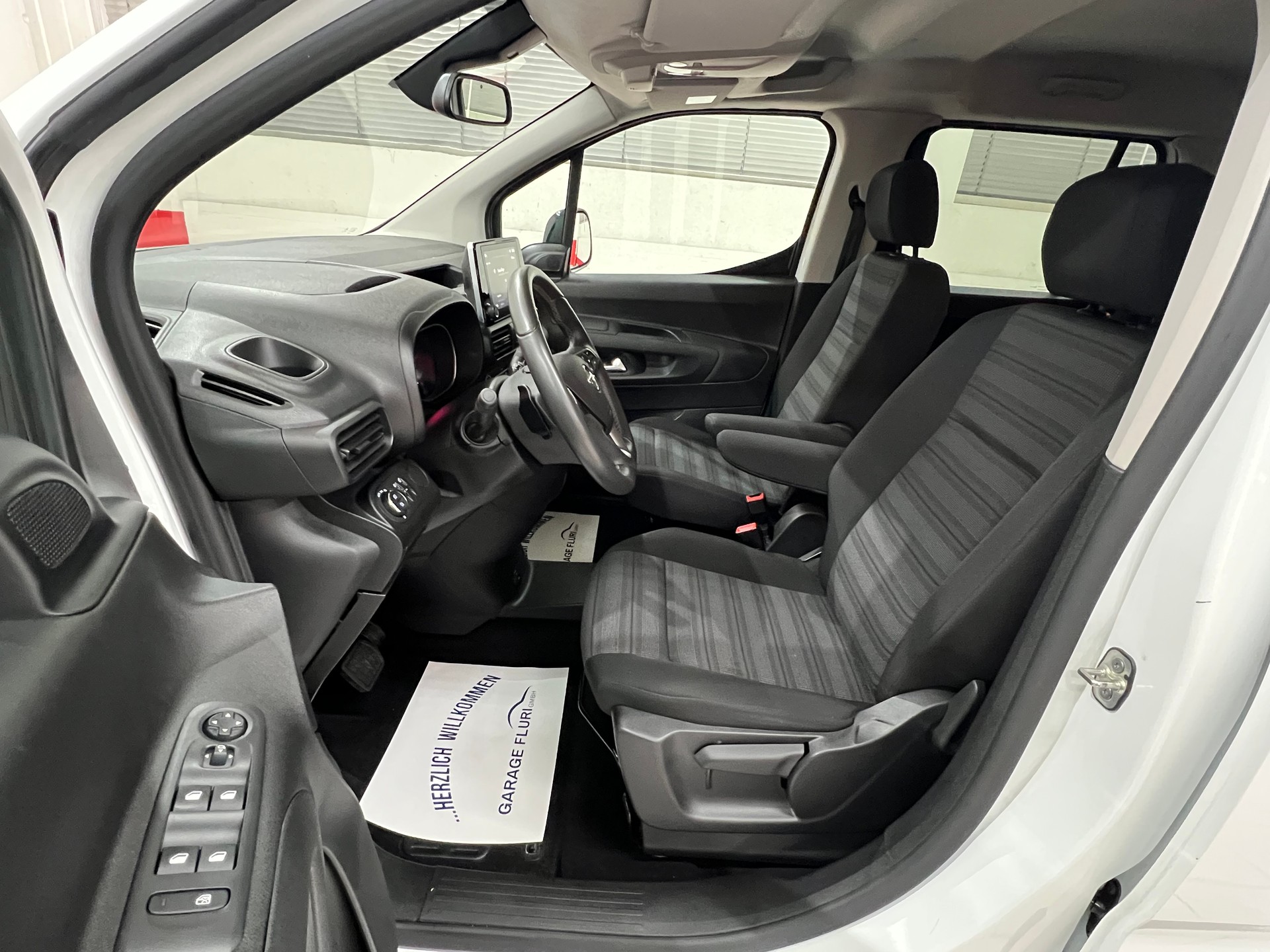 OPEL Combo Life 1.2 Elegance Automat-image-10