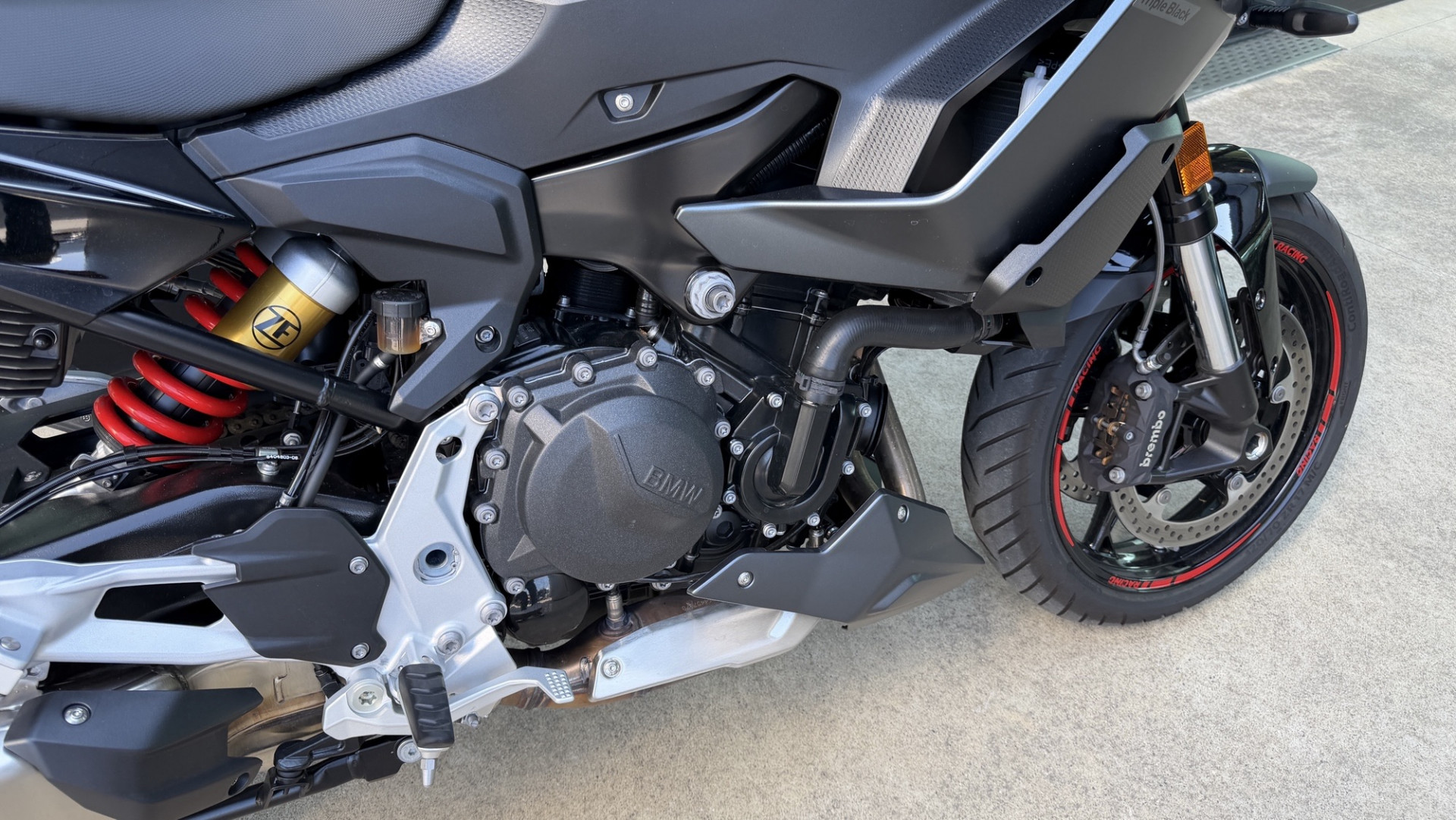 BMW F 900 XR Triple Black-showroom-element-1