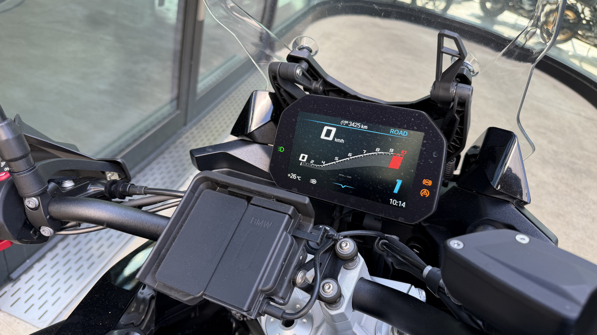BMW F 900 XR Triple Black-showroom-element-2