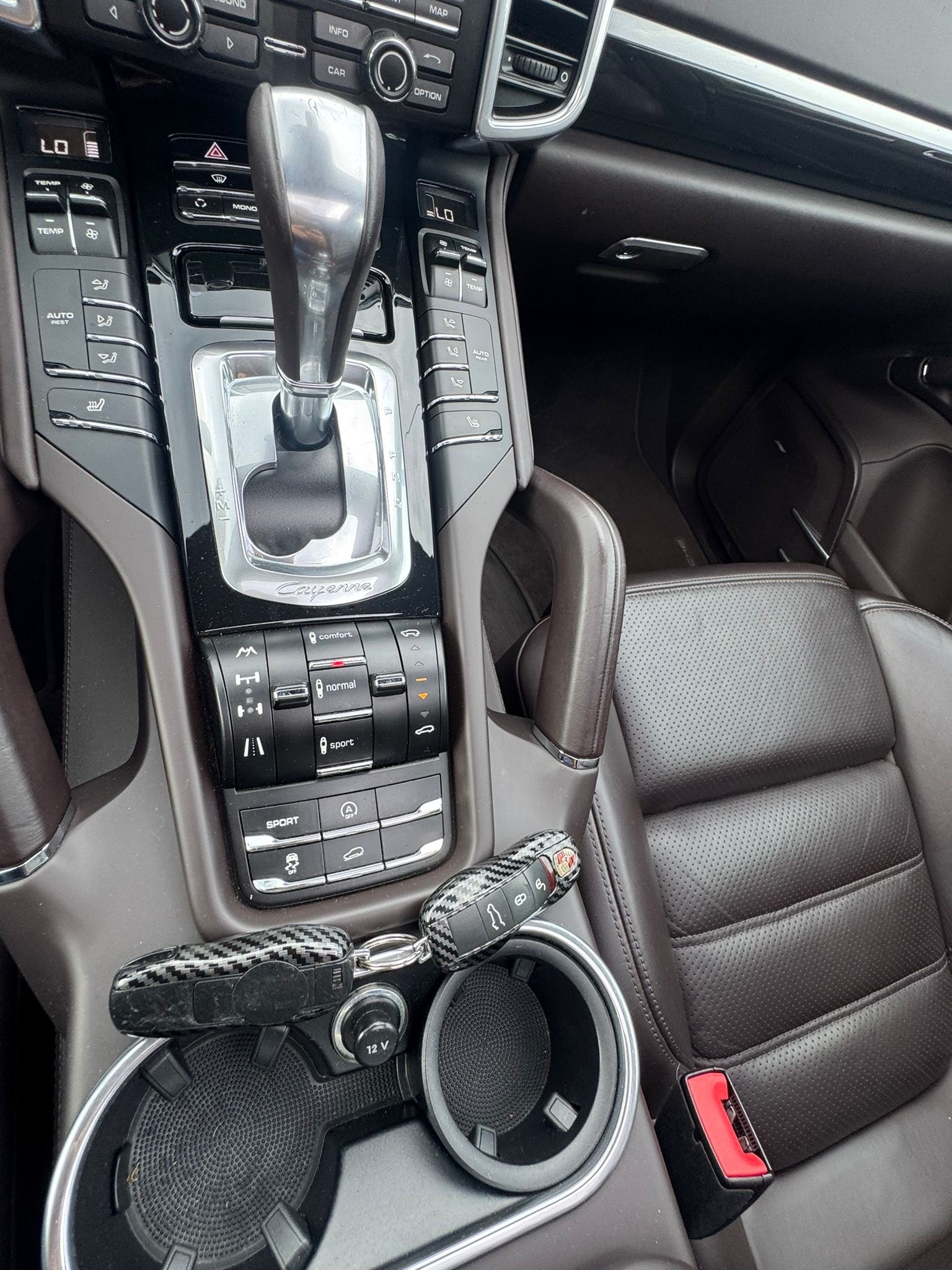 PORSCHE Cayenne Turbo-image-13
