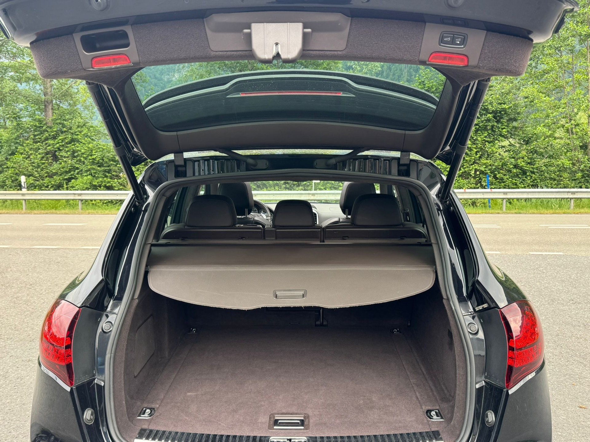 PORSCHE Cayenne Turbo-image-11