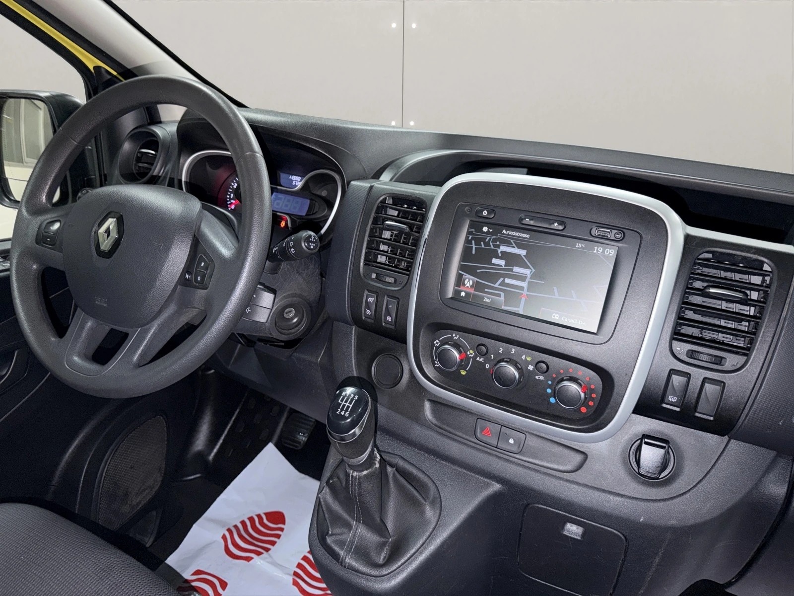 RENAULT Trafic 2.0 ENERGY dCi145 3.0t L2H1 Lang Version ( Mit AHK / Regale )-image-11