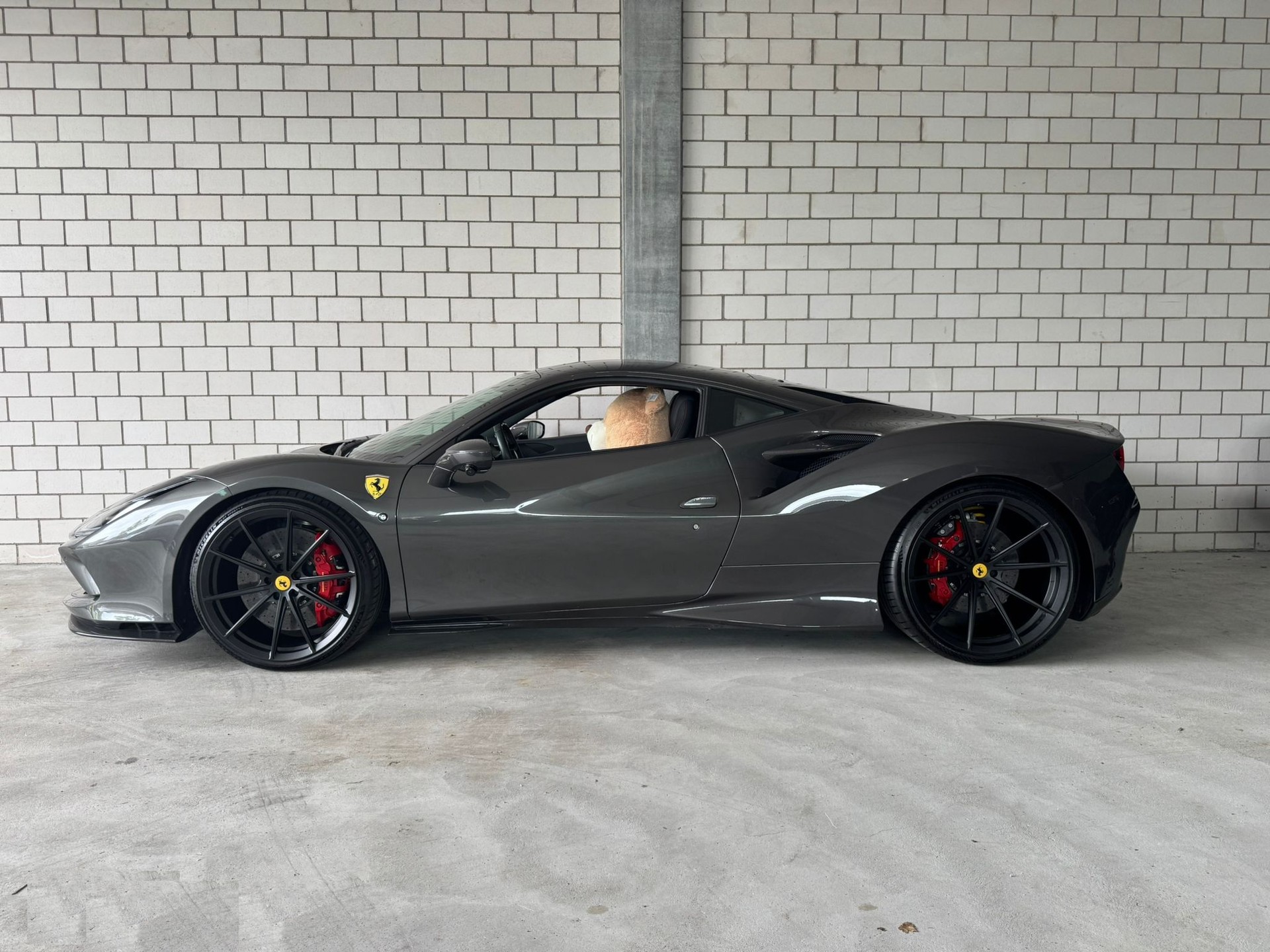 FERRARI F8 Tributo NOVITEC + Sonderfarbe + Full Carbon