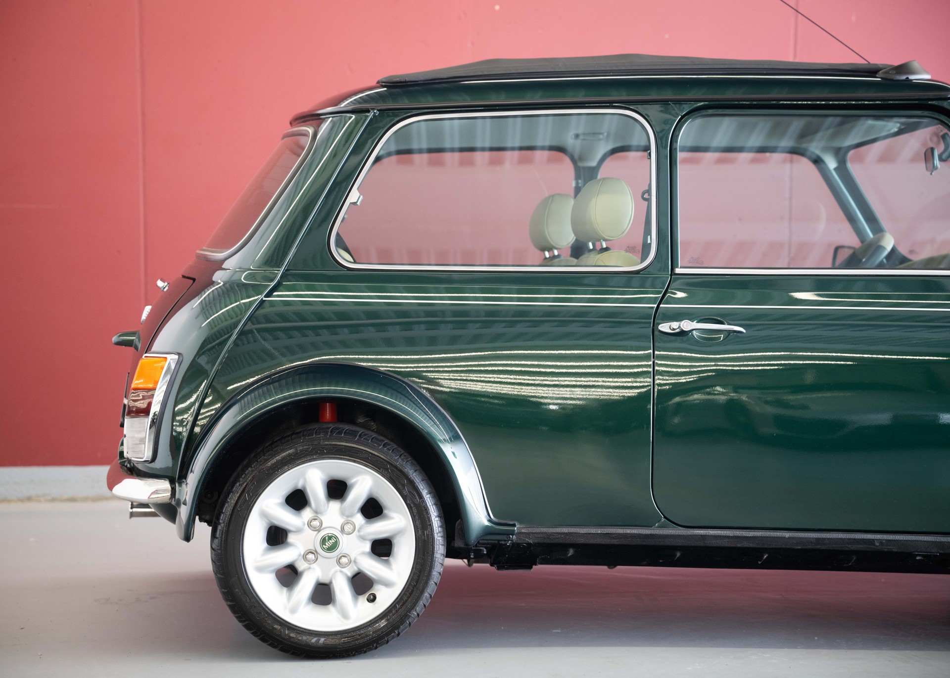 MINI 1.3i Knightsbridge (1st hand Swiss car, as new, certified very low mileage, sunroof, collector item)-image-6