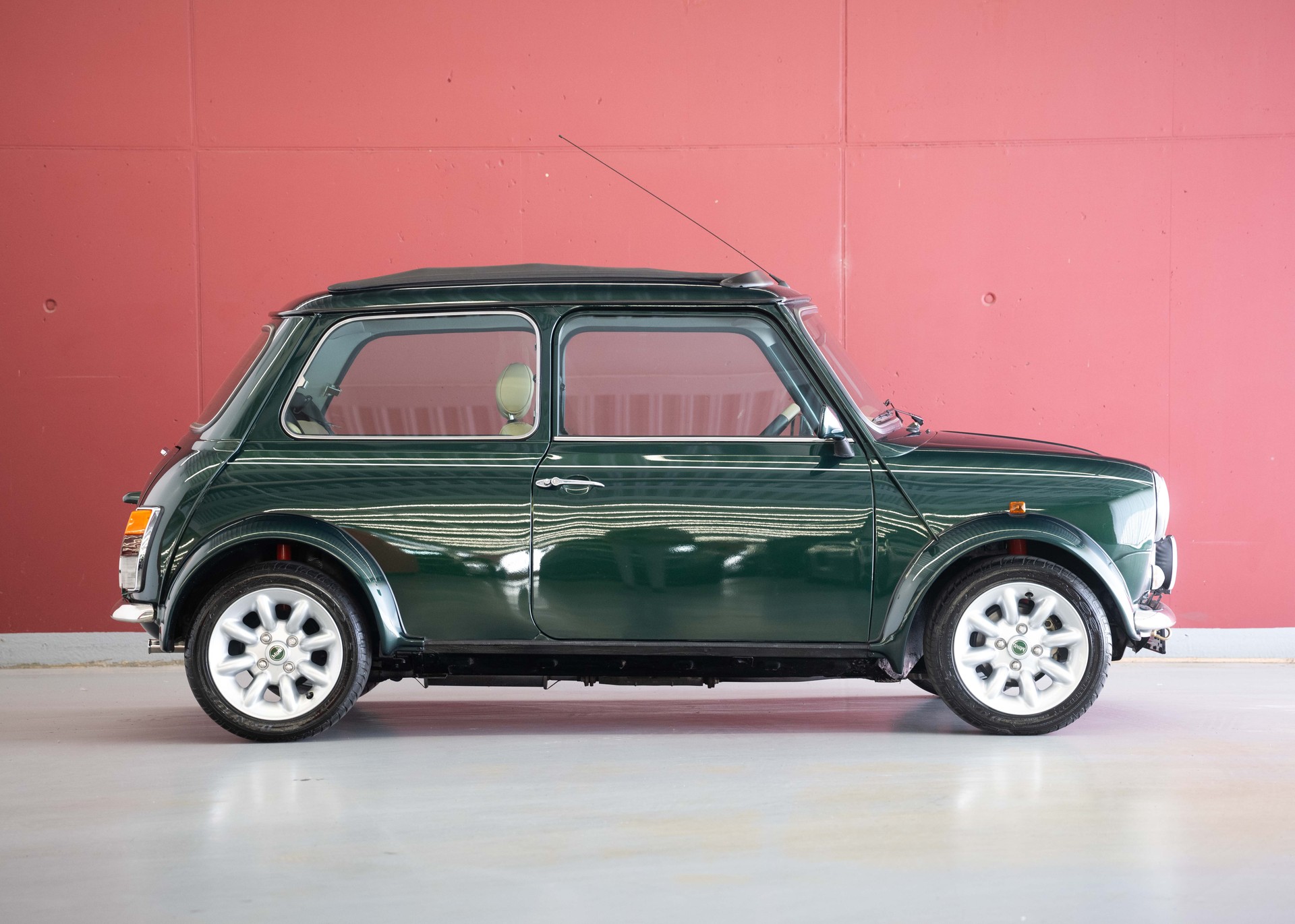 MINI 1.3i Knightsbridge (1st hand Swiss car, as new, certified very low mileage, sunroof, collector item)-image-4