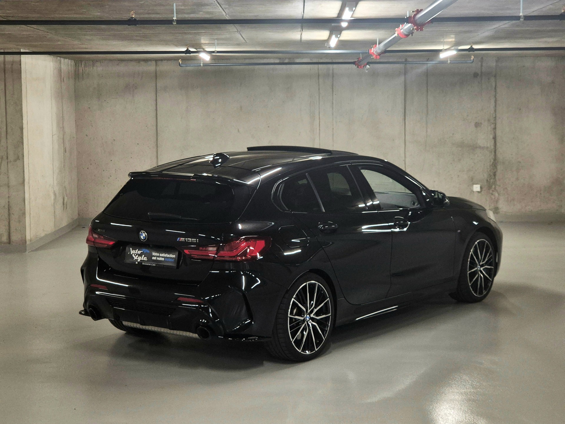 BMW M135i xDrive Steptronic-showroom-element-2