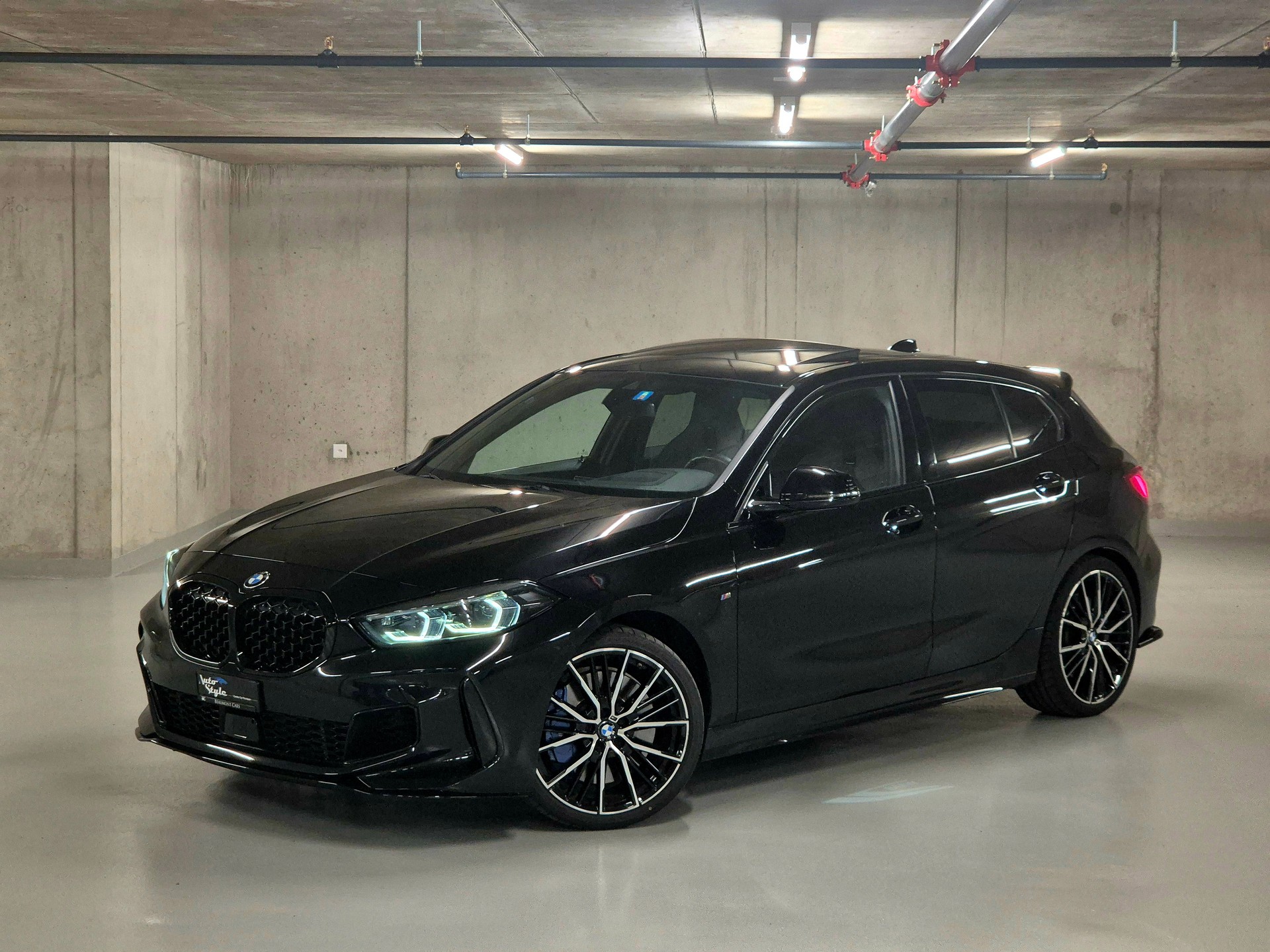 BMW M135i xDrive Steptronic-showroom-element-1