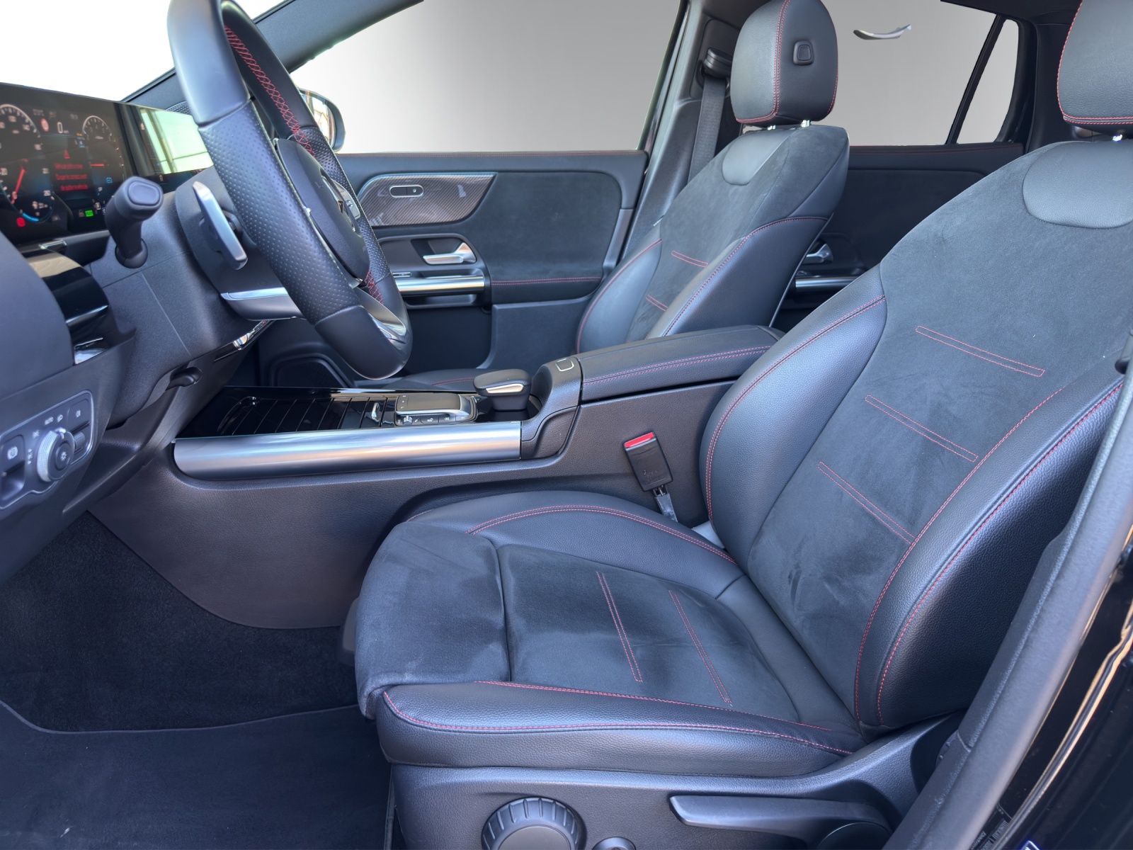 MERCEDES-BENZ GLA 250e AMG Line 8G-DCT-image-8