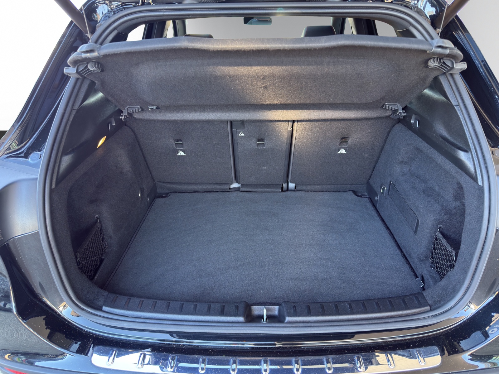 MERCEDES-BENZ GLA 250e AMG Line 8G-DCT-image-6