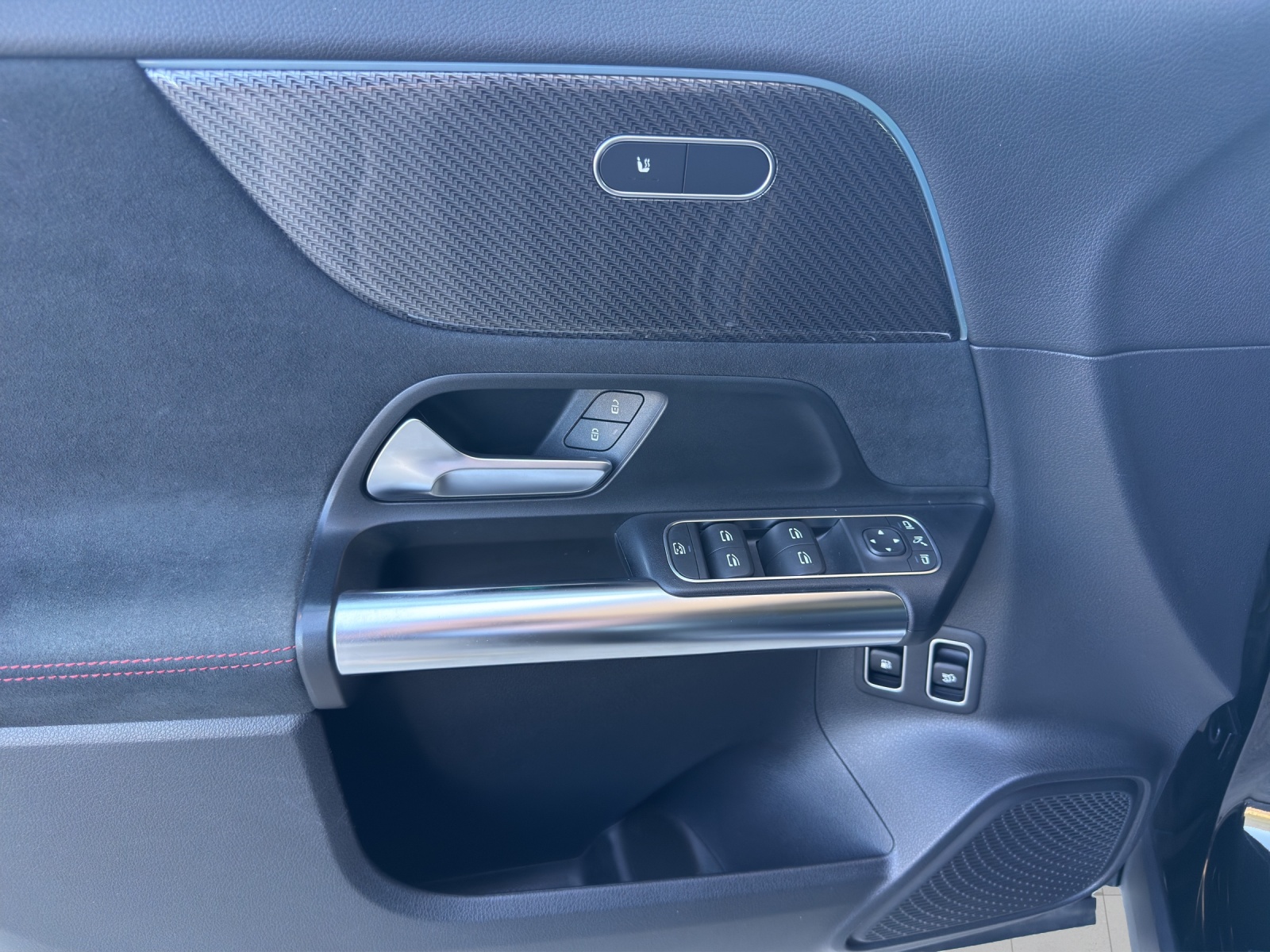 MERCEDES-BENZ GLA 250e AMG Line 8G-DCT-image-7