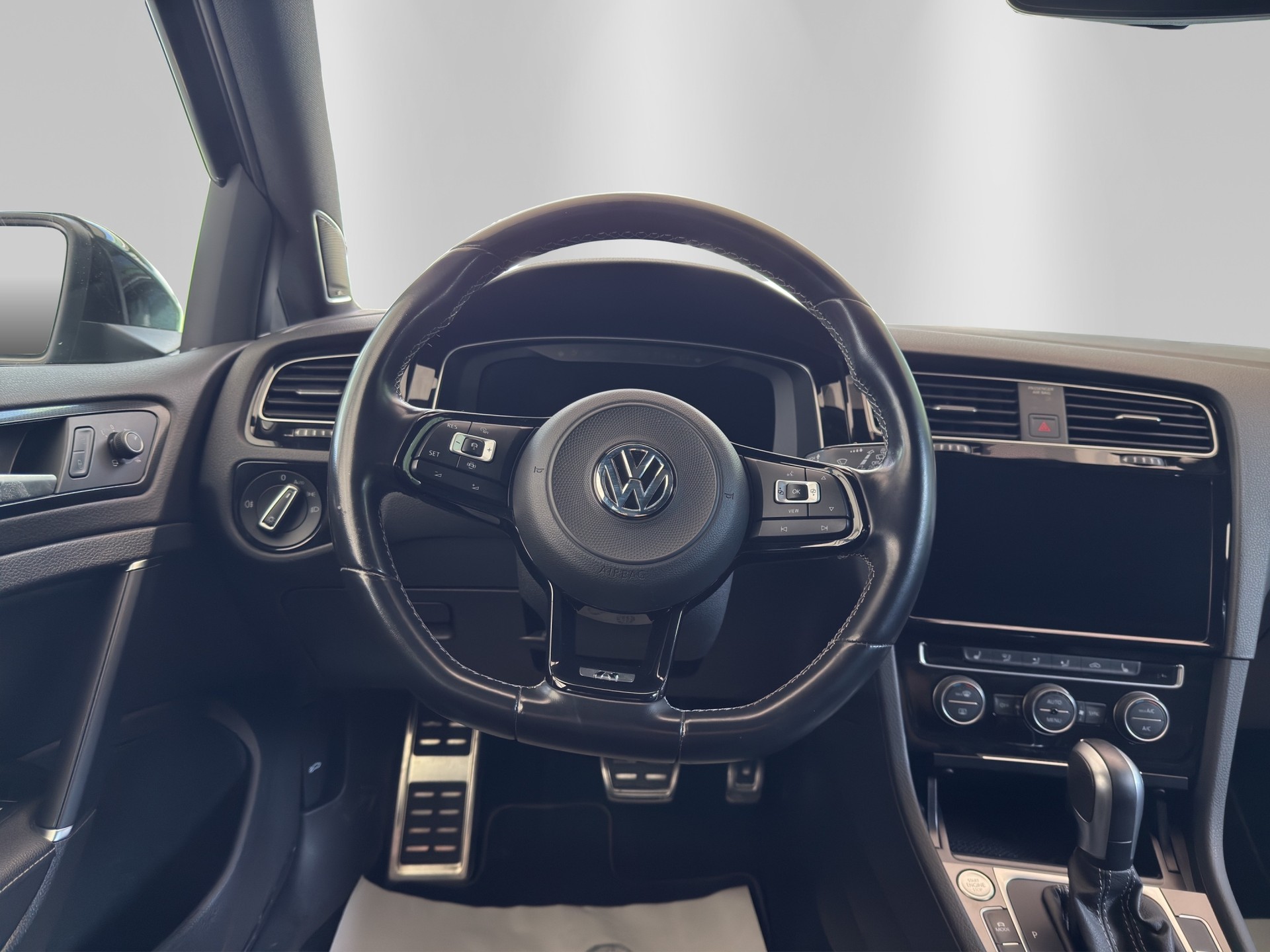 VW Golf 2.0 TSI R 4Motion DSG-image-10