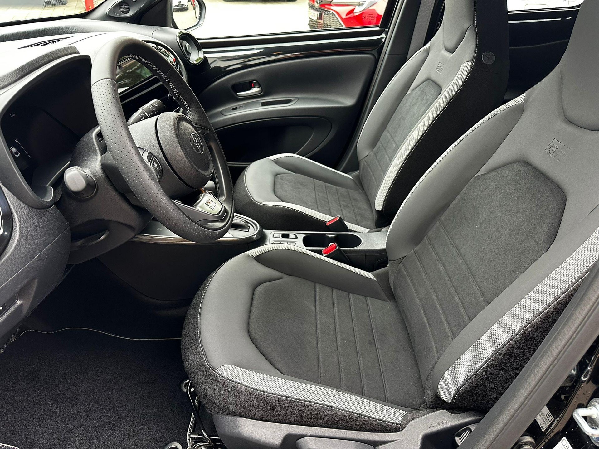 TOYOTA Aygo X 1.5 VVT-i HSD GR Sport-image-8