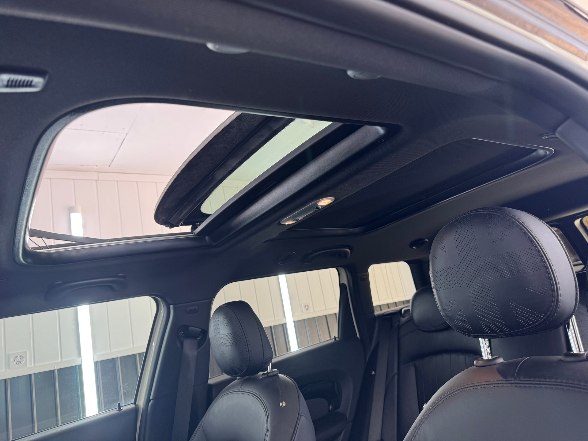 MINI Clubman Cooper S ALL4 Steptronic Trafalgar-image-12