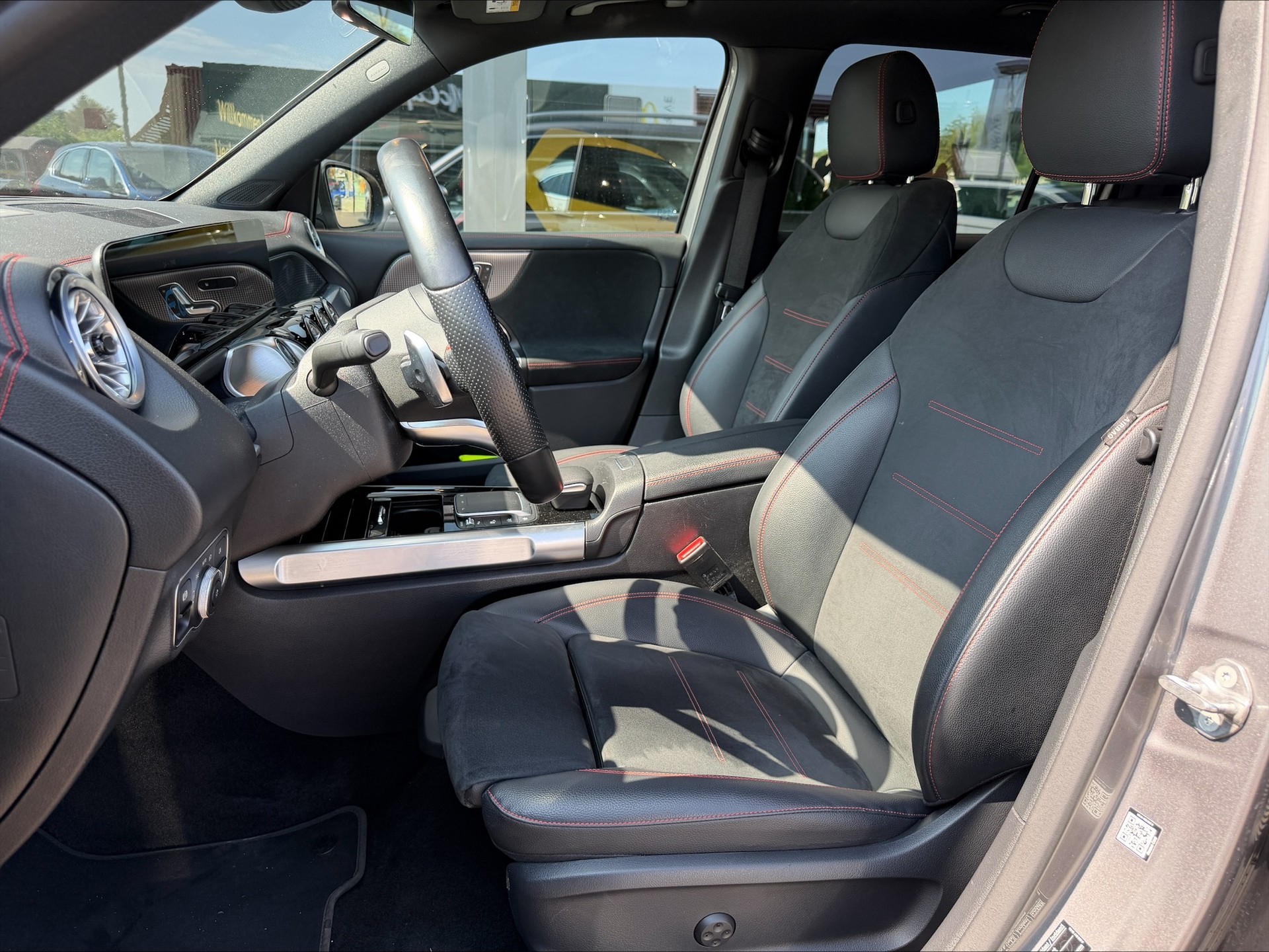 MERCEDES-BENZ EQB 350 AMG Line 4Matic-showroom-element-3
