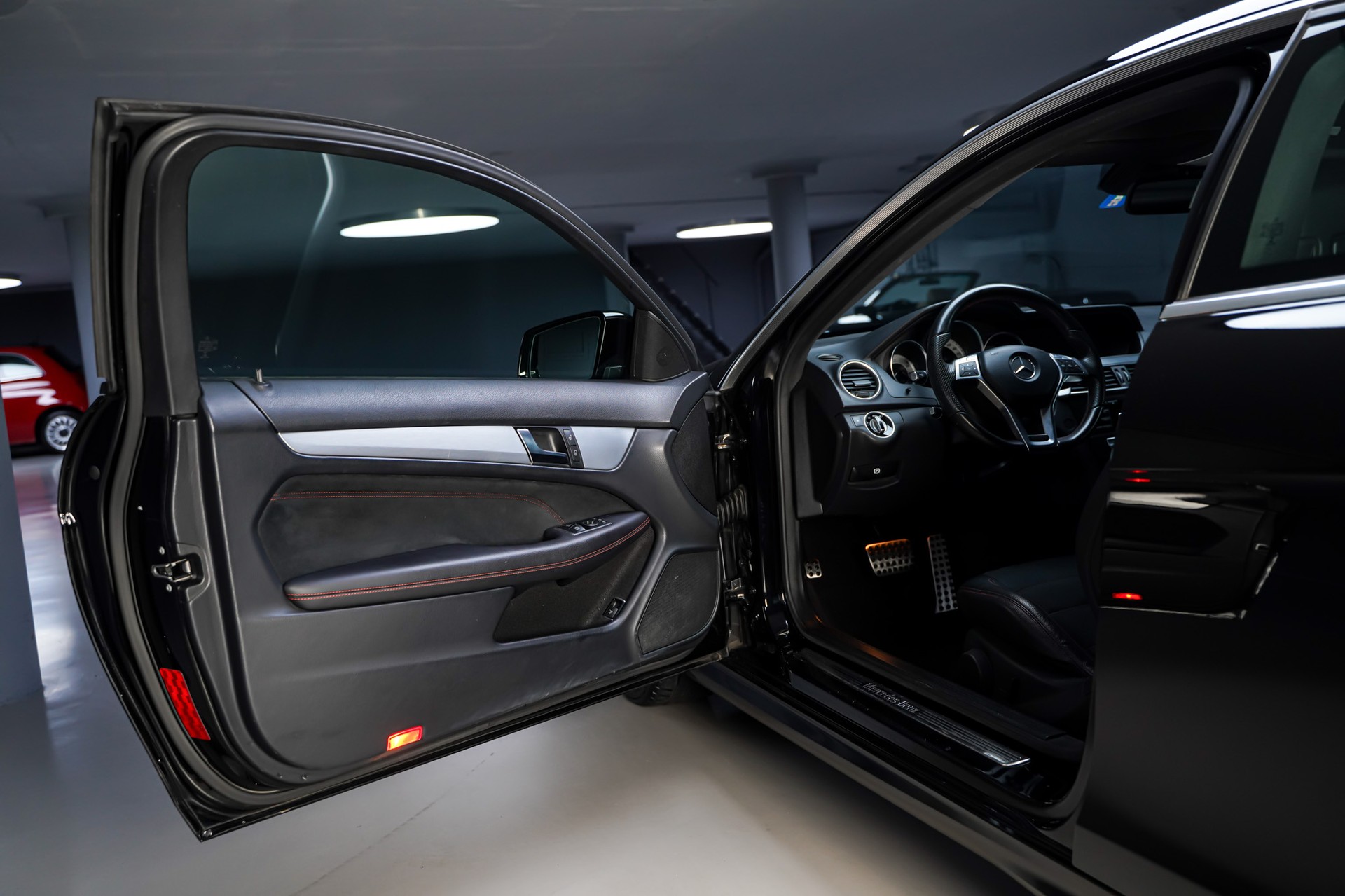 MERCEDES-BENZ C 180 Coupé AMG Line 7G-Tronic-image-8