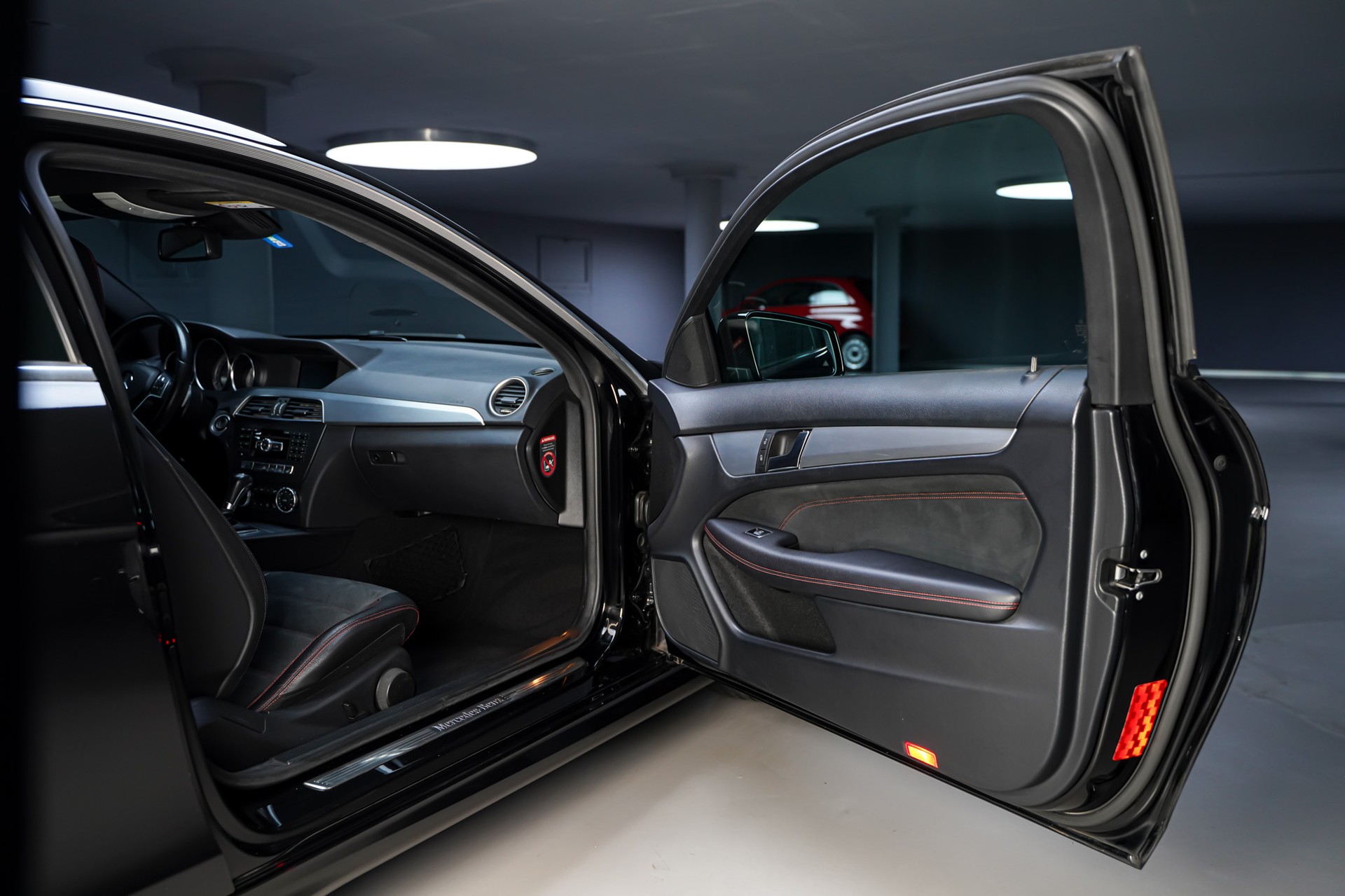 MERCEDES-BENZ C 180 Coupé AMG Line 7G-Tronic-image-14