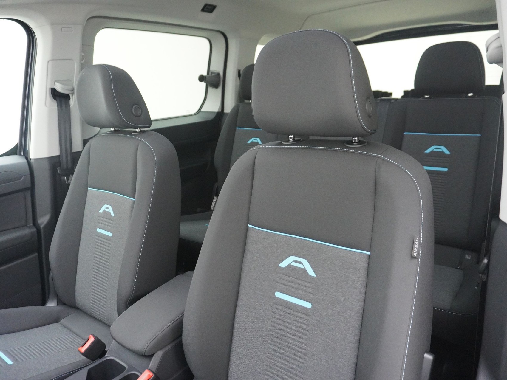 FORD Grand Tourneo Connect 2.0 EcoBlue Active 4x4-image-5