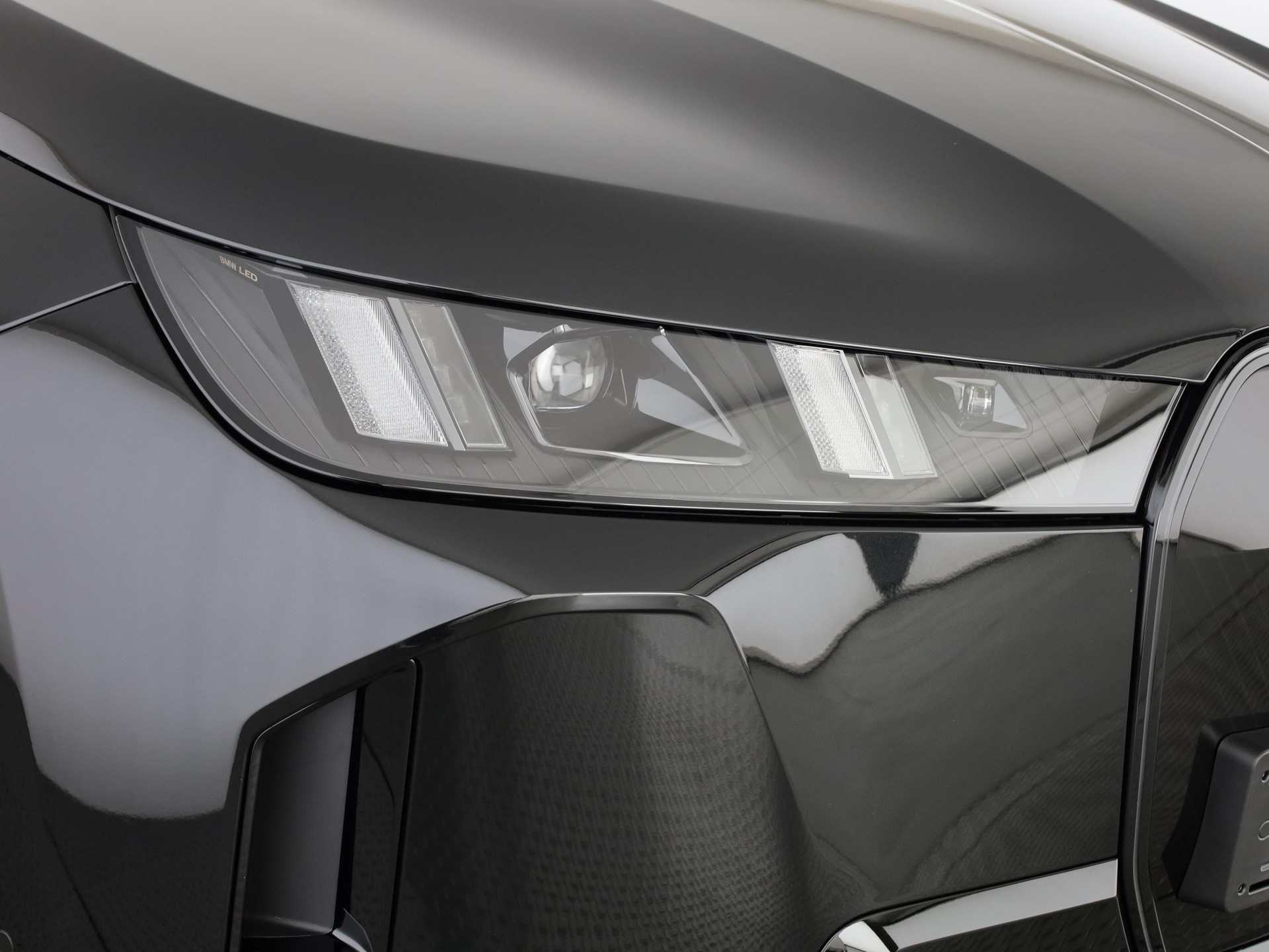 BMW iX xDrive60-image-5