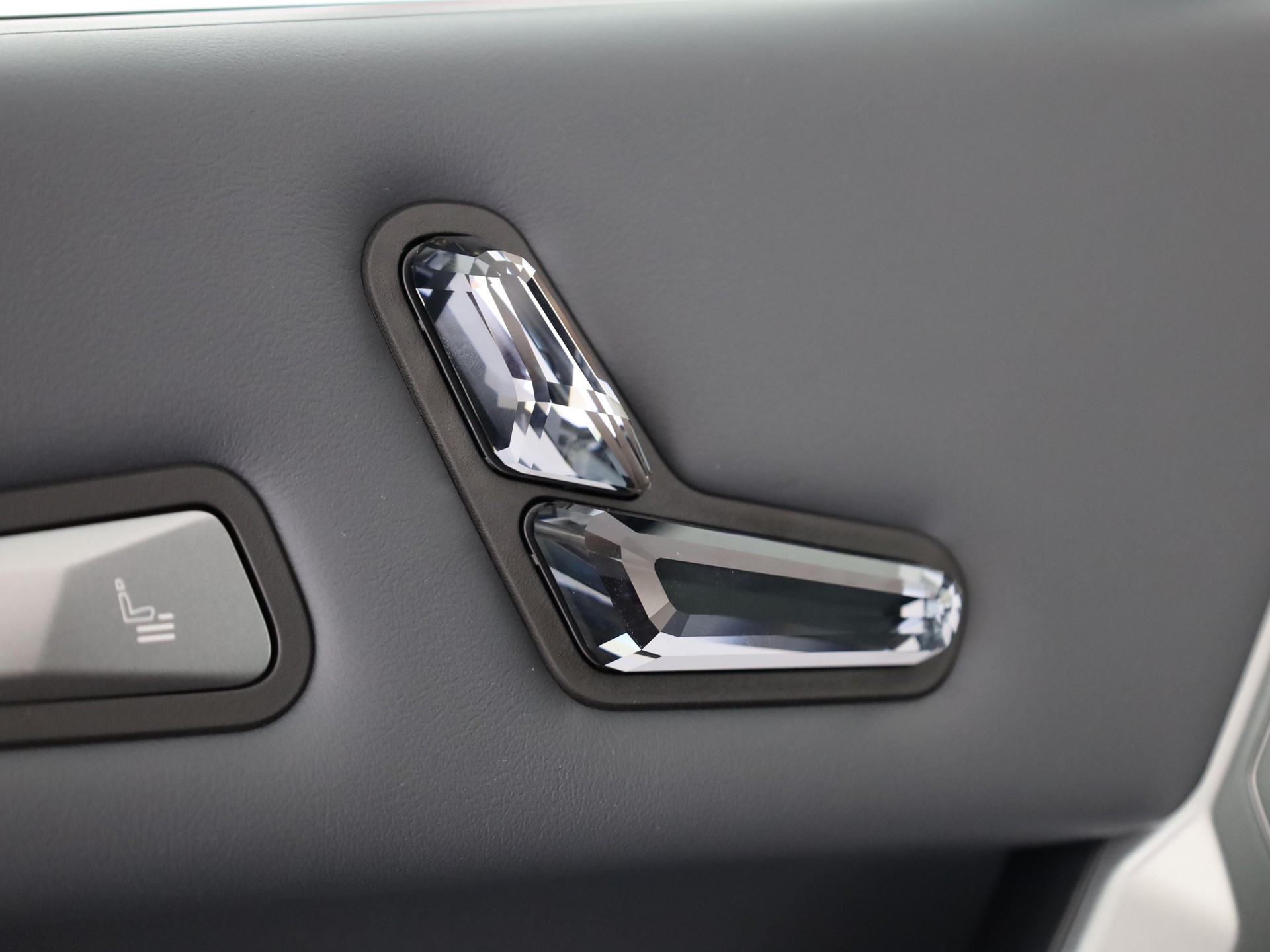 BMW iX xDrive60-image-13