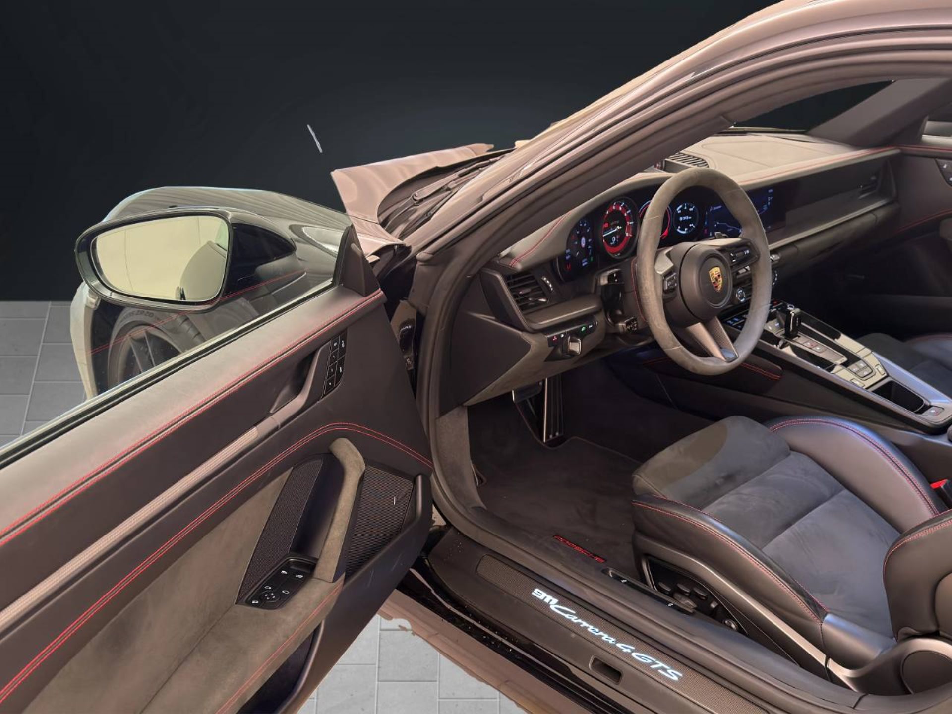 PORSCHE 911 Carrera 4 GTS-showroom-element-3