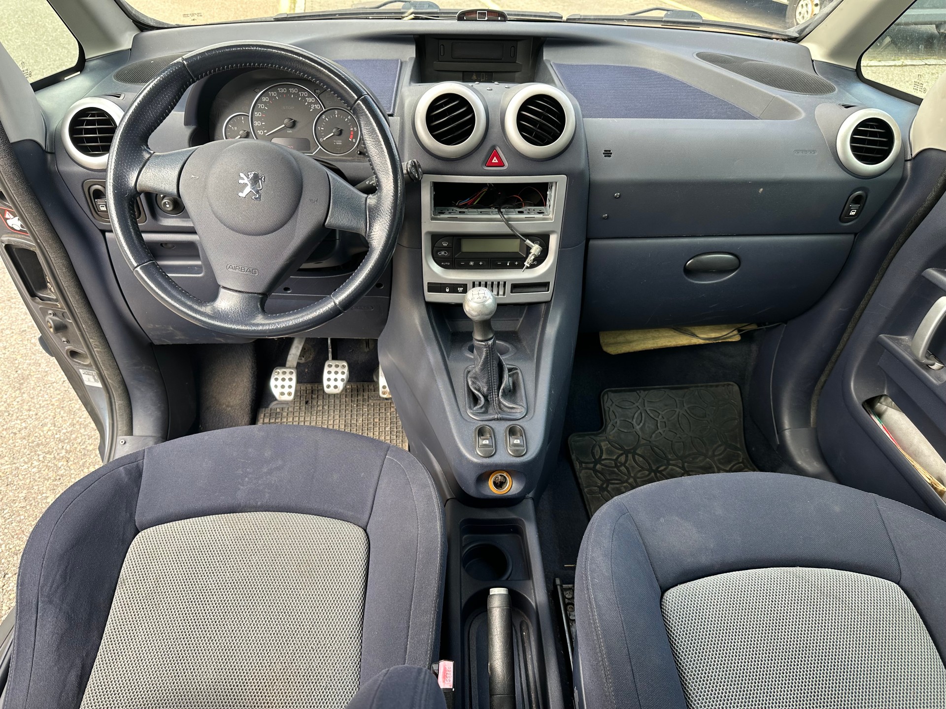 PEUGEOT 1007 1.4 HDI Trendy-image-11