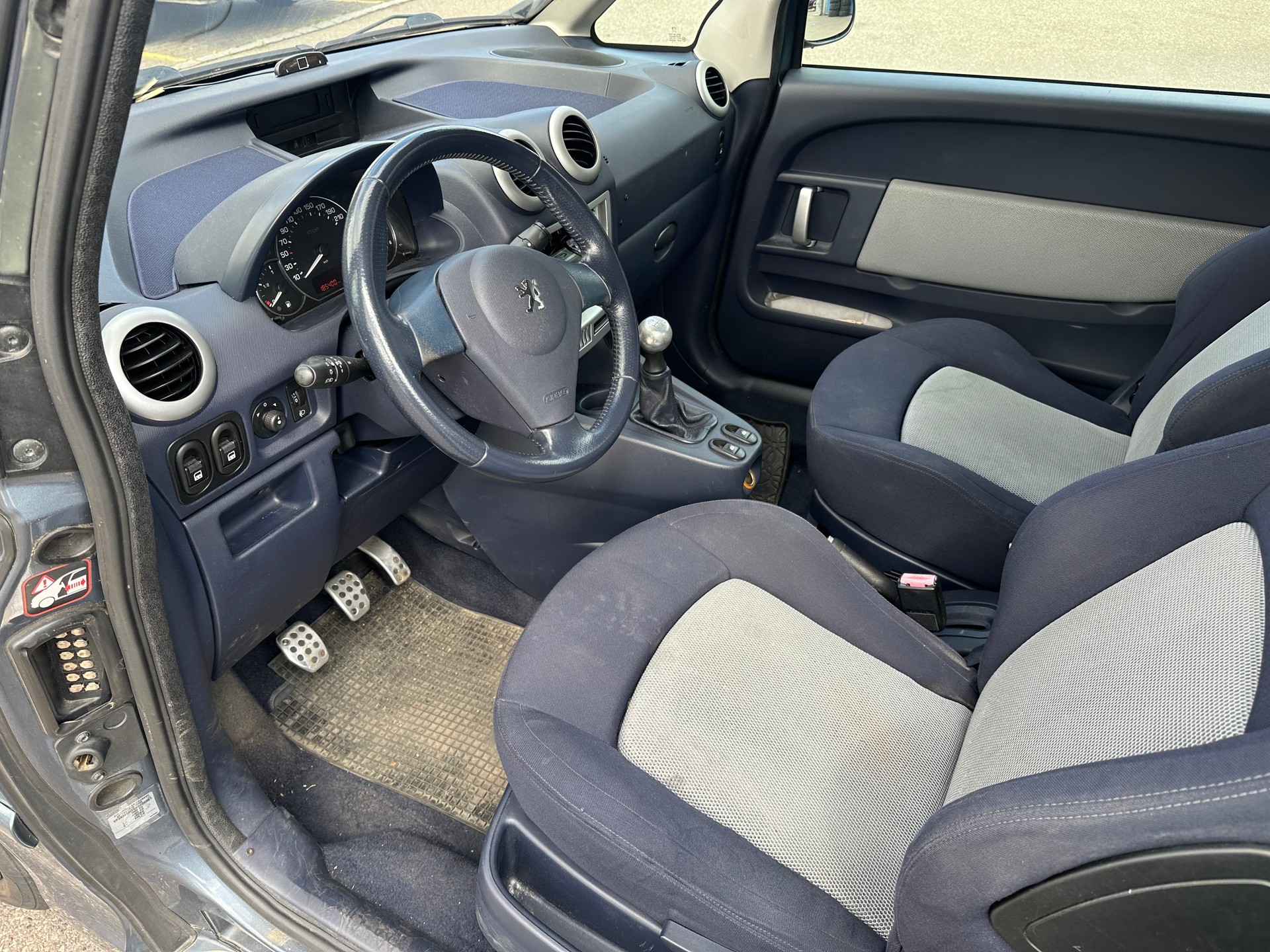 PEUGEOT 1007 1.4 HDI Trendy-image-10