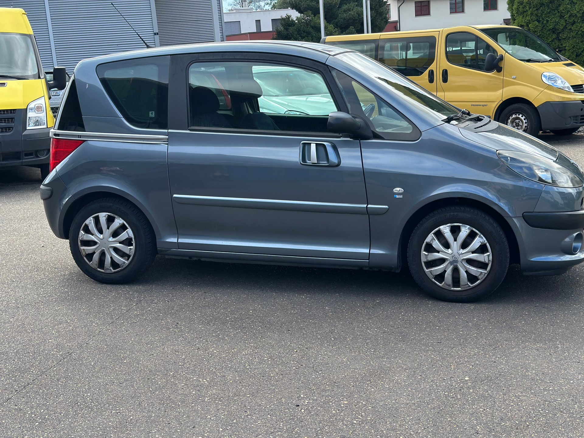 PEUGEOT 1007 1.4 HDI Trendy-image-4
